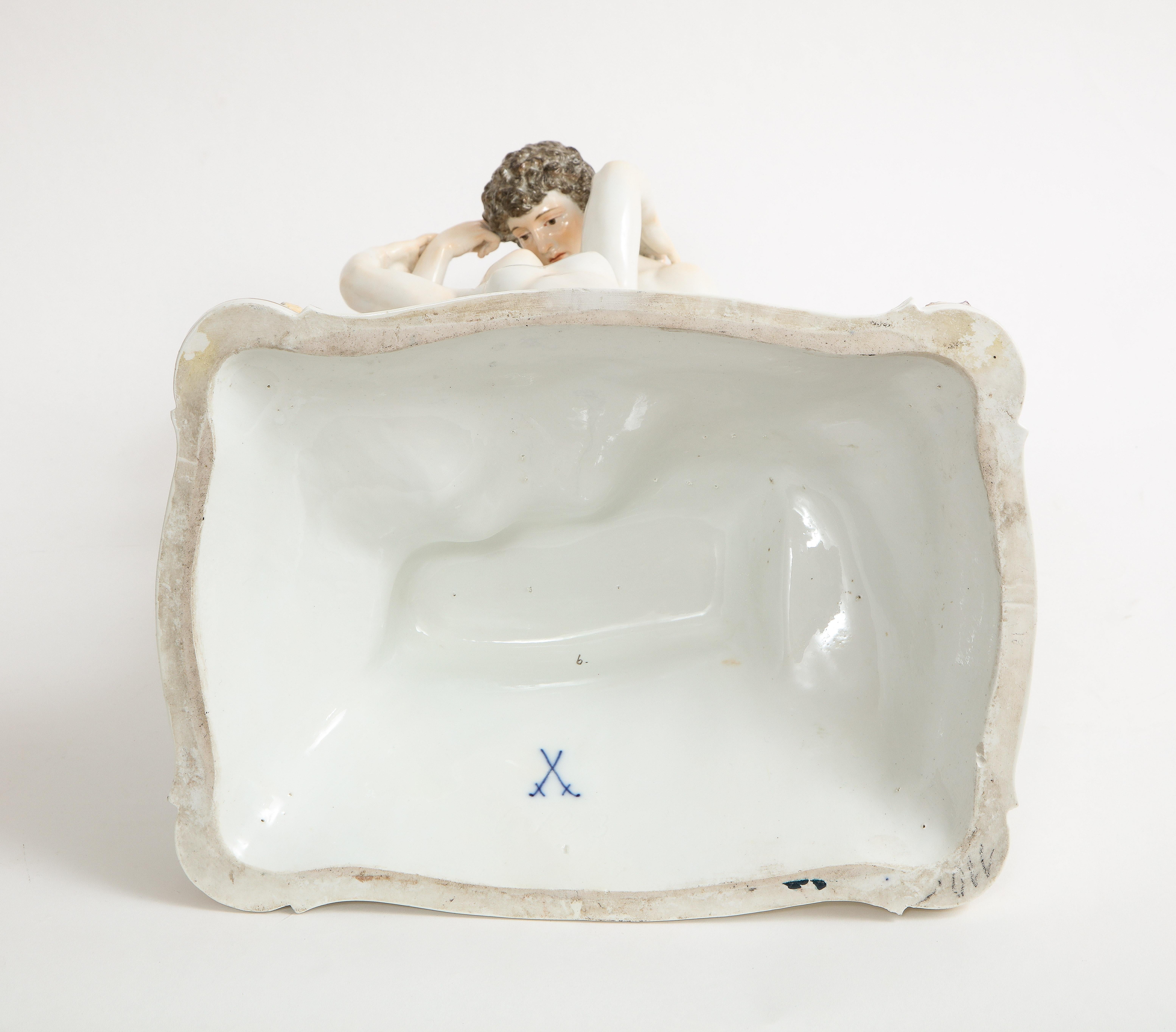 Grand groupe en porcelaine de Meissen représentant des amoureux s'embrassant dans l'océan sur un rocher en vente 2