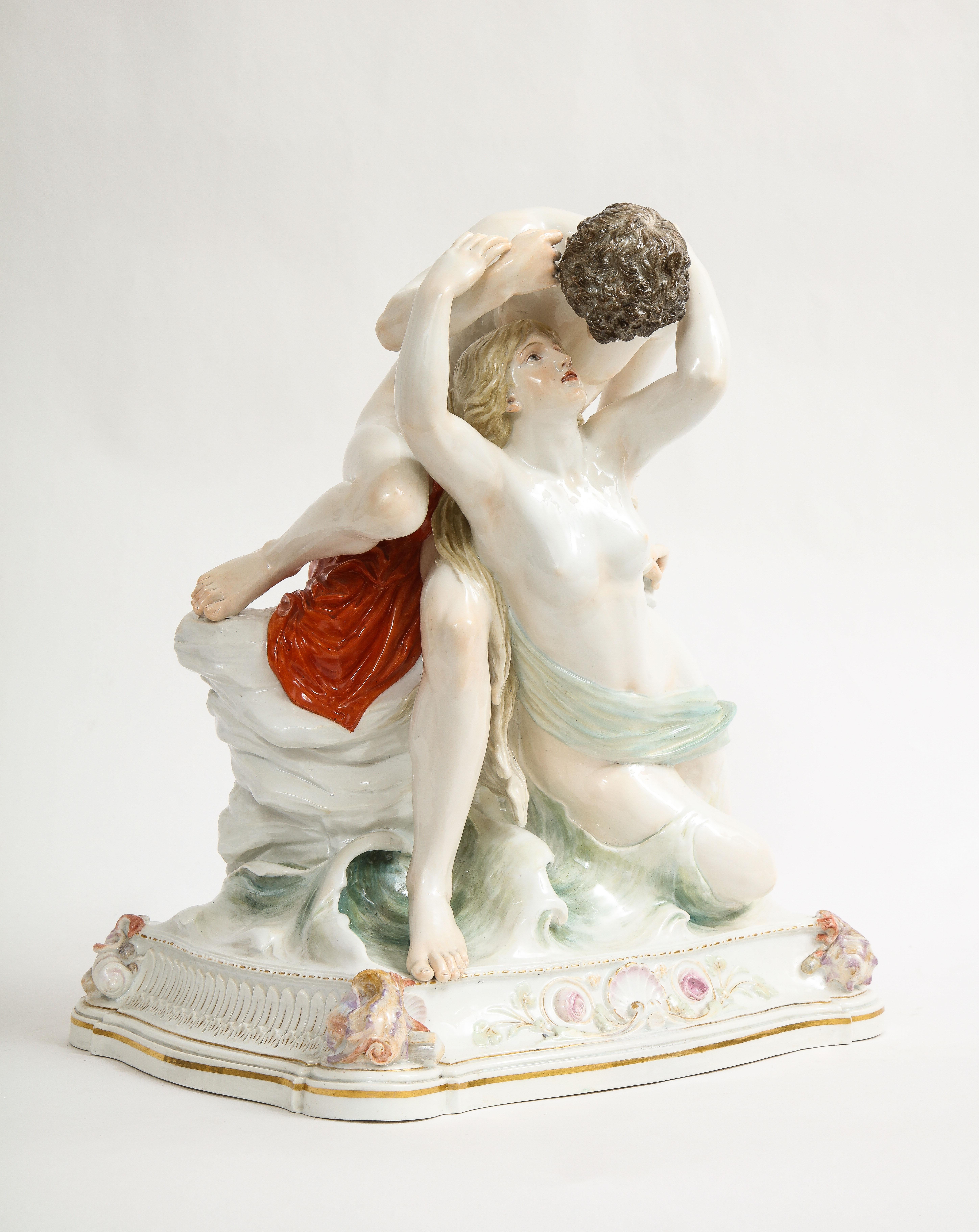 Mouvement esthétique Grand groupe en porcelaine de Meissen représentant des amoureux s'embrassant dans l'océan sur un rocher en vente