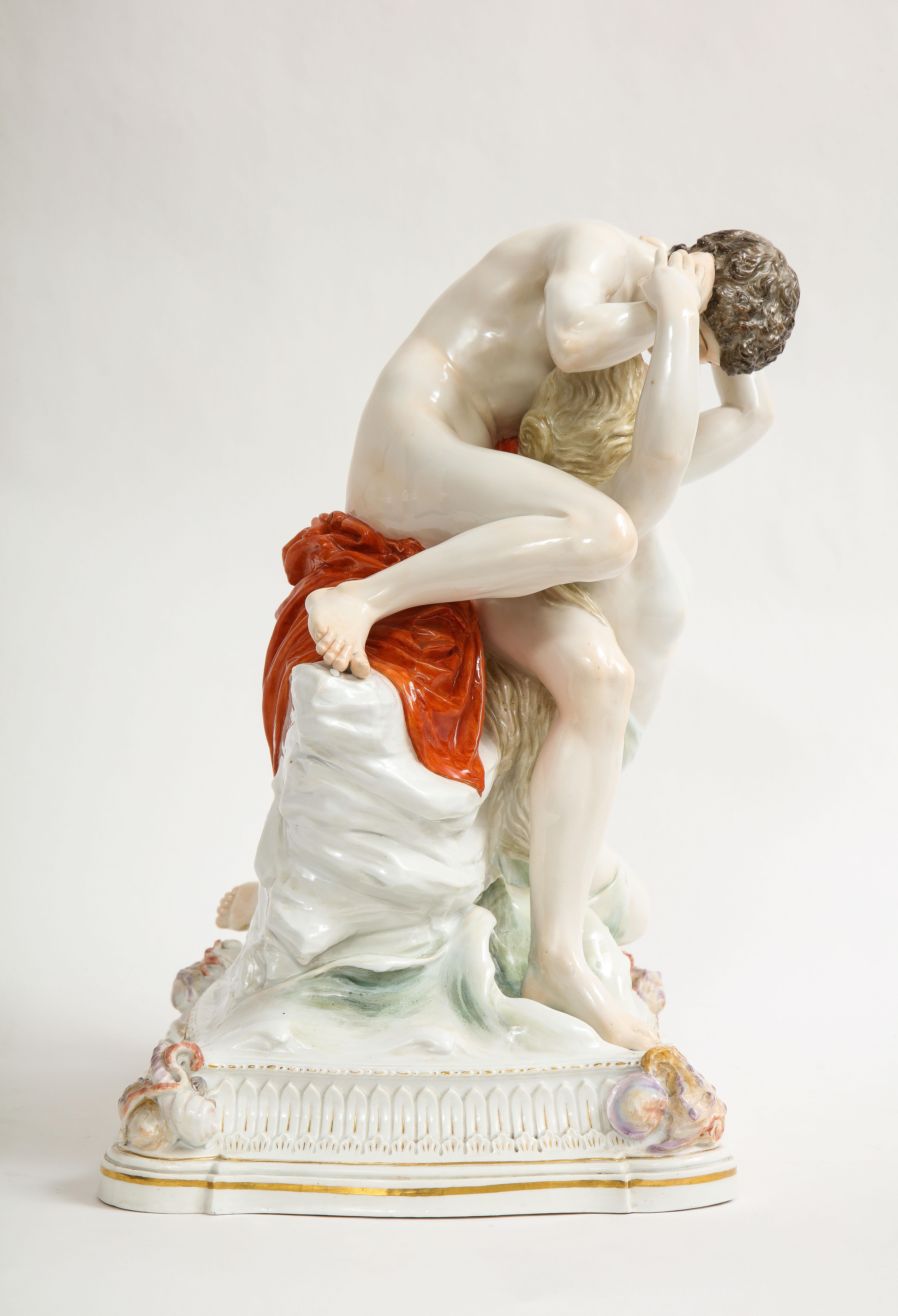 Allemand Grand groupe en porcelaine de Meissen représentant des amoureux s'embrassant dans l'océan sur un rocher en vente