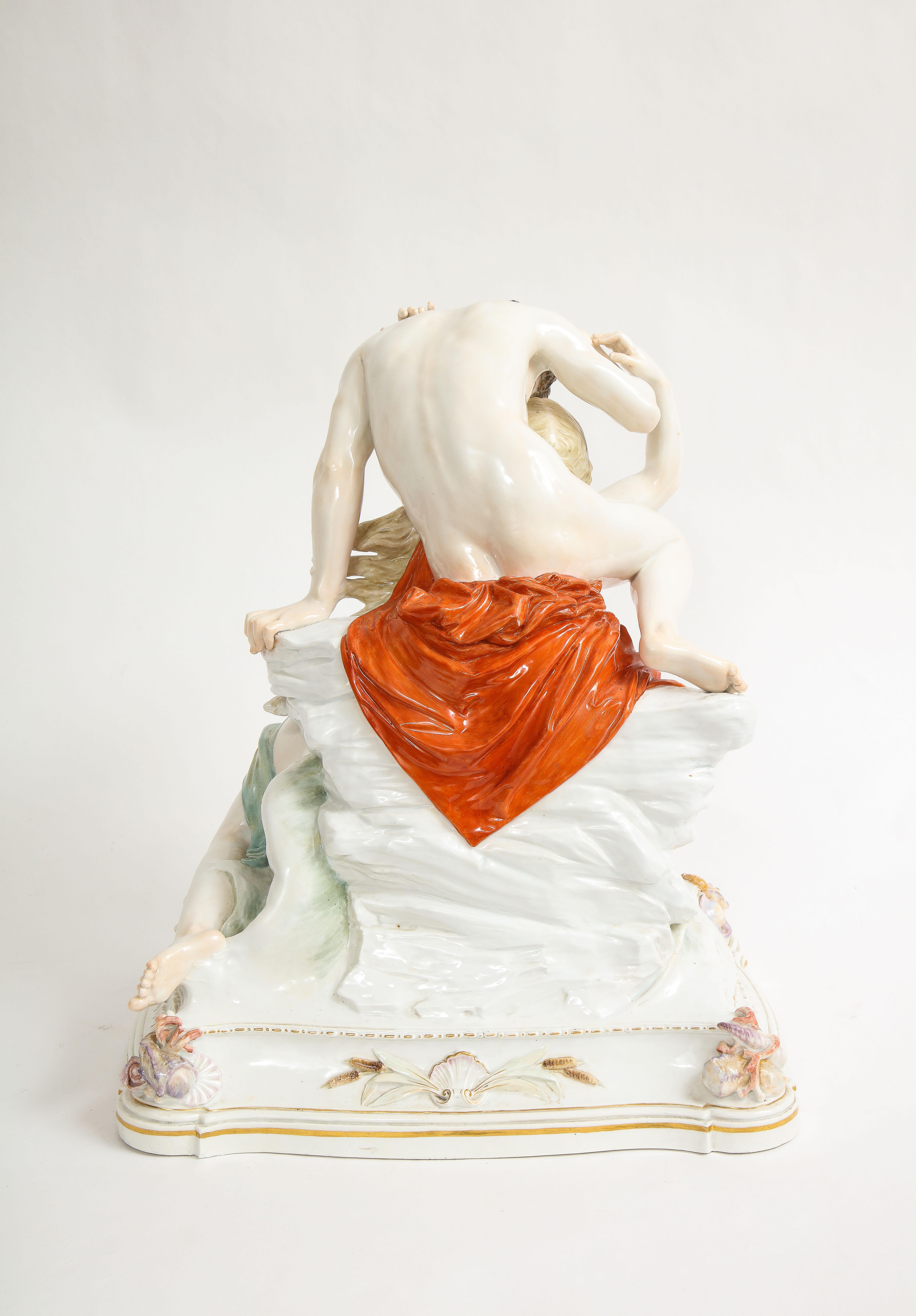 Peint à la main Grand groupe en porcelaine de Meissen représentant des amoureux s'embrassant dans l'océan sur un rocher en vente
