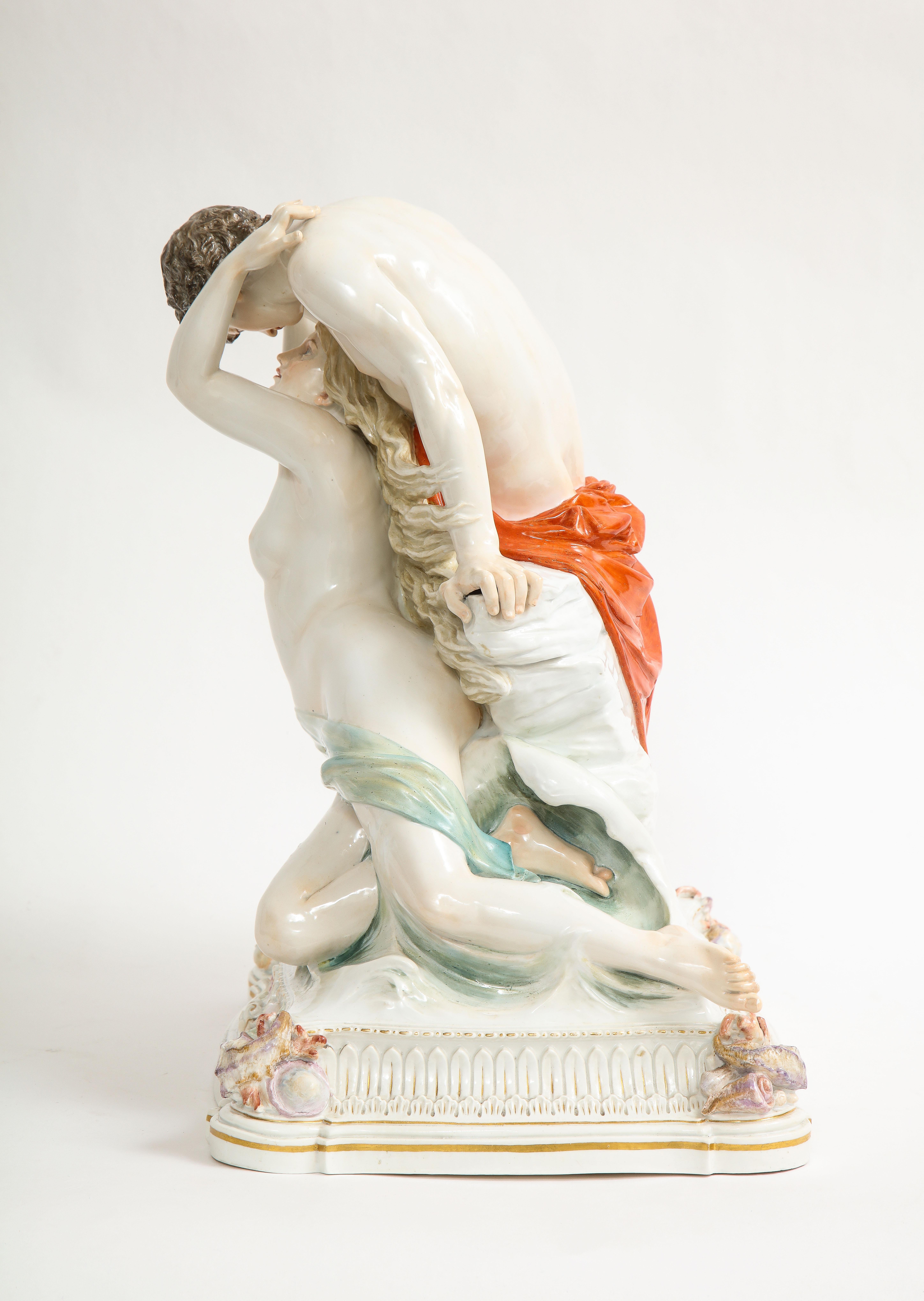 Fin du XIXe siècle Grand groupe en porcelaine de Meissen représentant des amoureux s'embrassant dans l'océan sur un rocher en vente