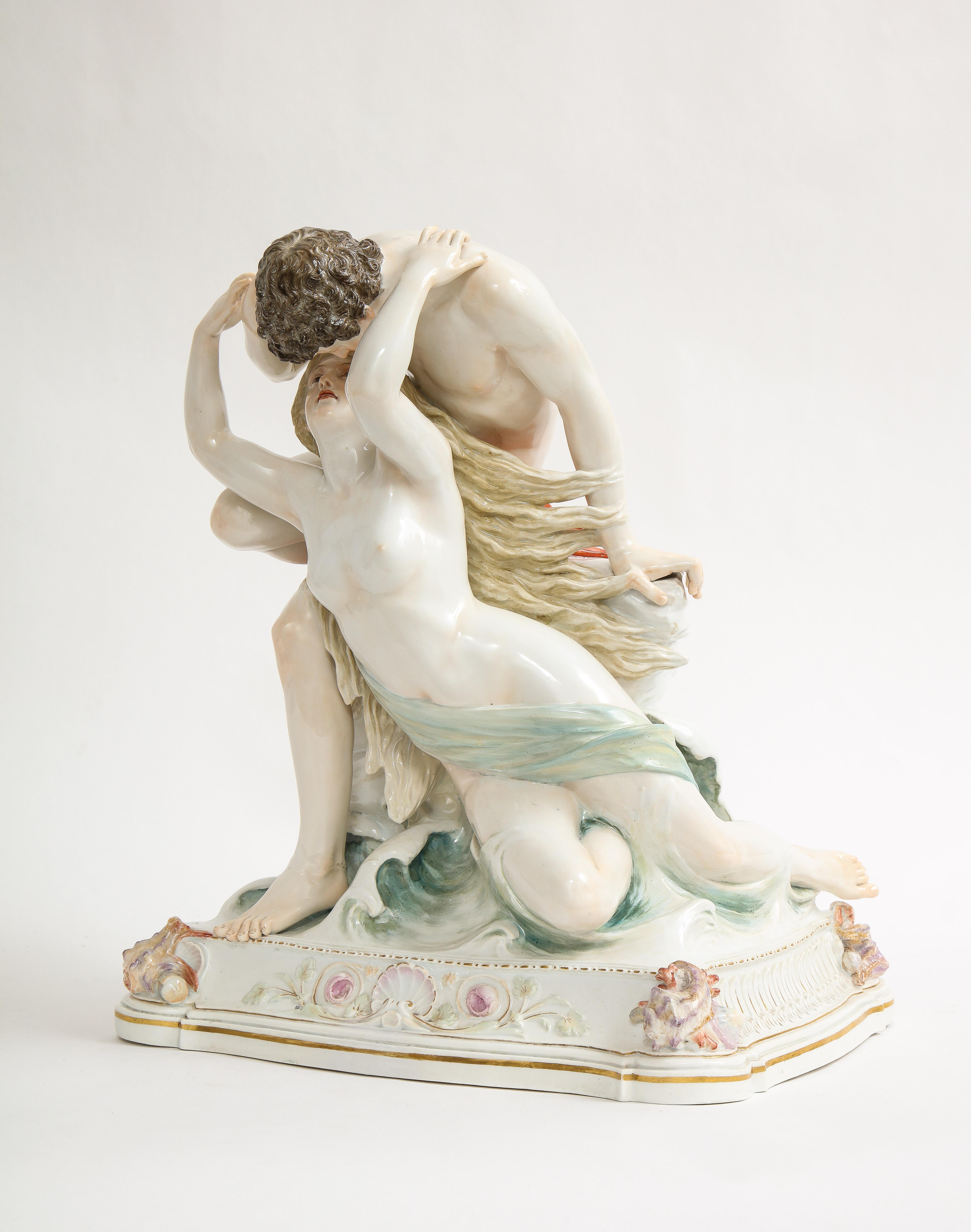 Porcelaine Grand groupe en porcelaine de Meissen représentant des amoureux s'embrassant dans l'océan sur un rocher en vente