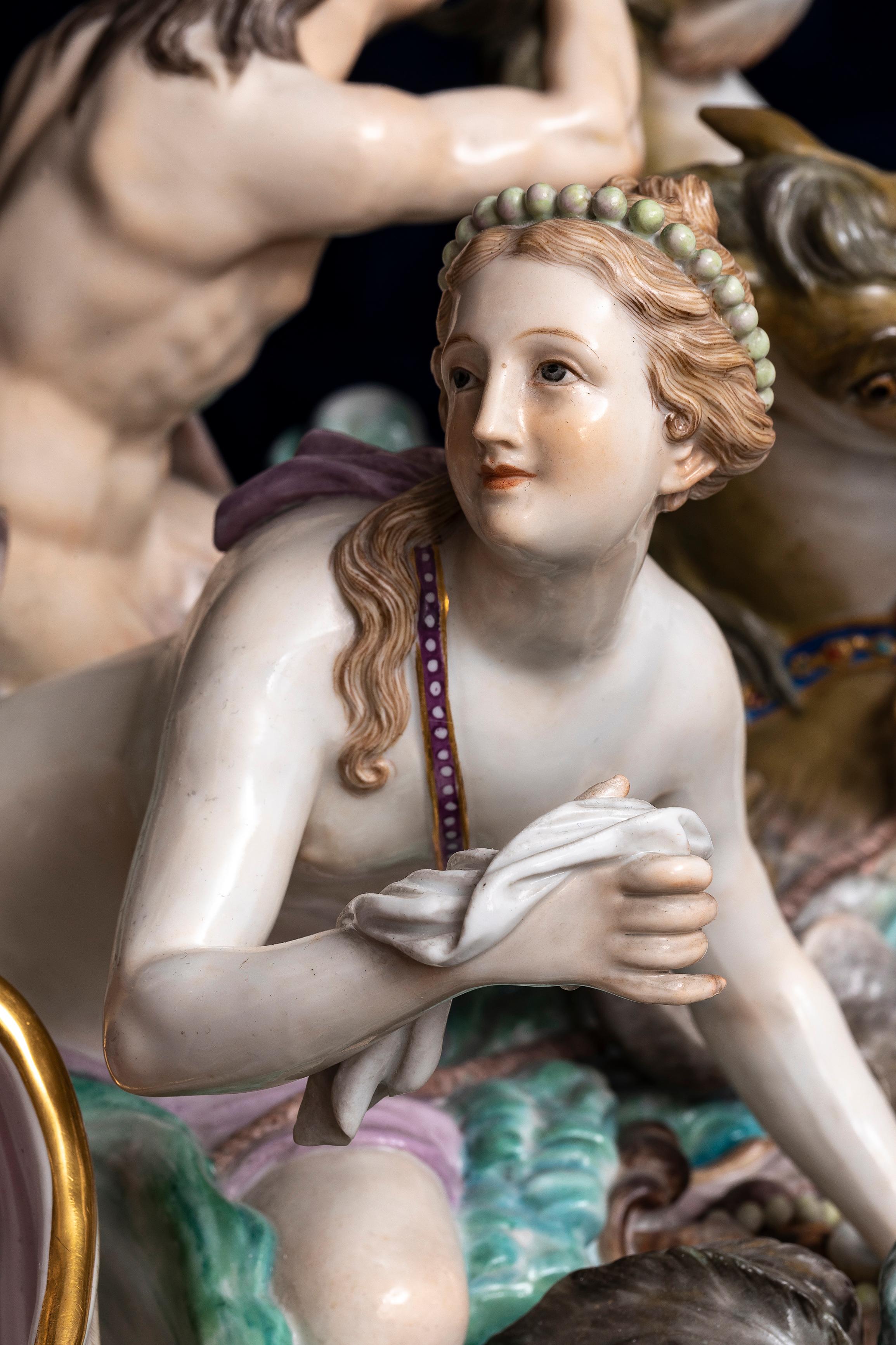 Großer Tafelaufsatz aus Meissener Porzellan mit mythologischer Figur, *Neptun und THETIS* im Angebot 3