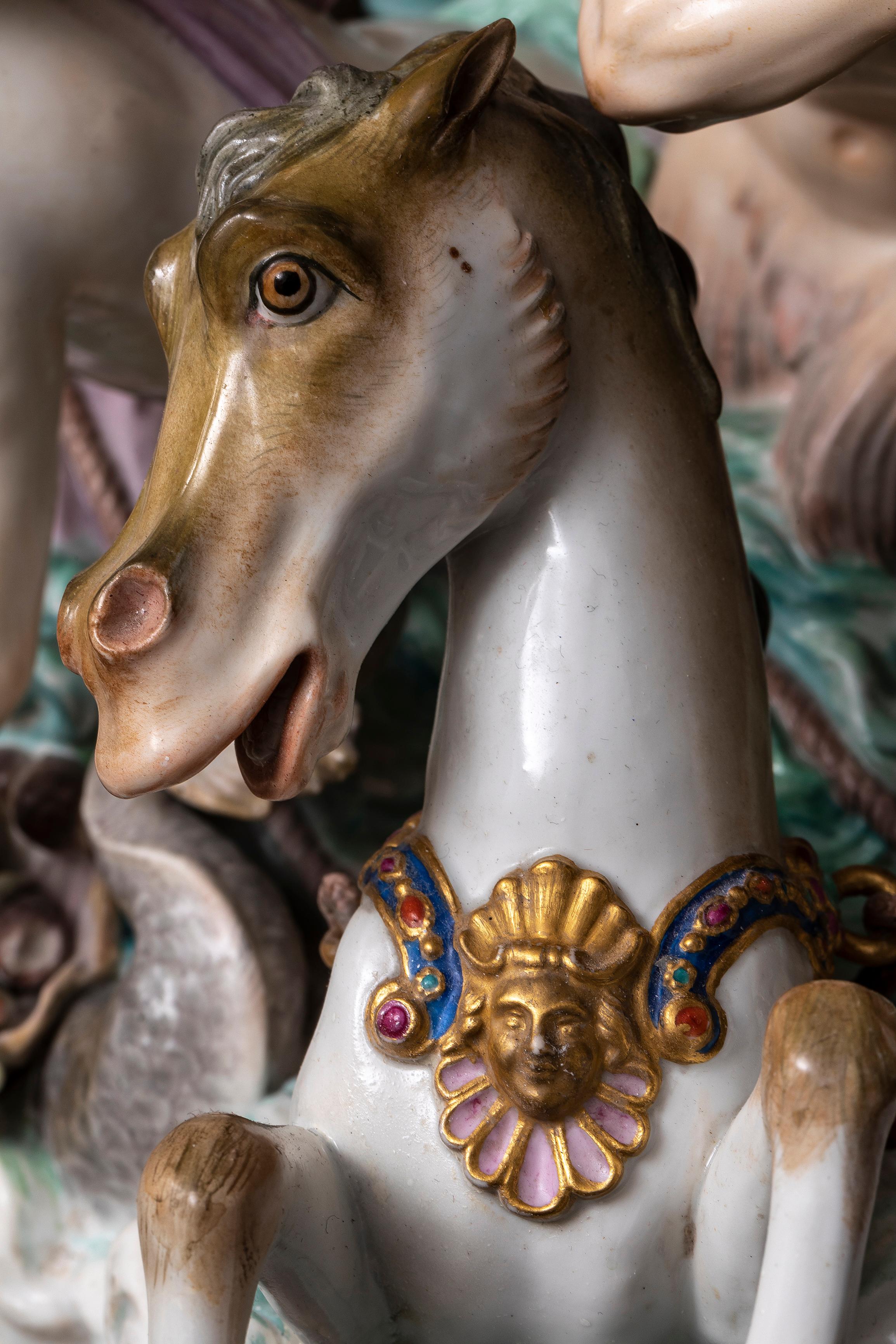 Großer Tafelaufsatz aus Meissener Porzellan mit mythologischer Figur, *Neptun und THETIS* im Angebot 6
