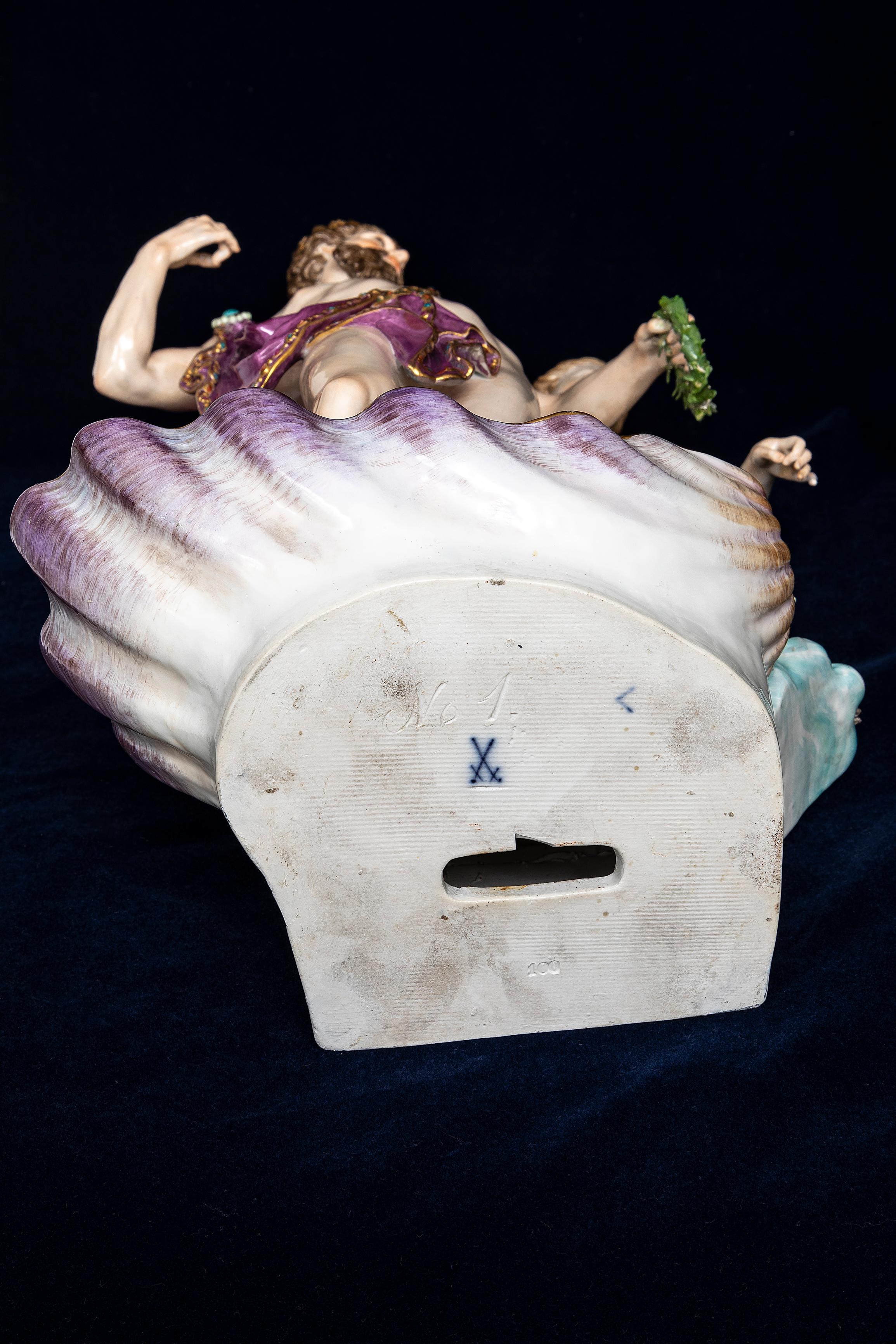 Großer Tafelaufsatz aus Meissener Porzellan mit mythologischer Figur, *Neptun und THETIS* im Angebot 13