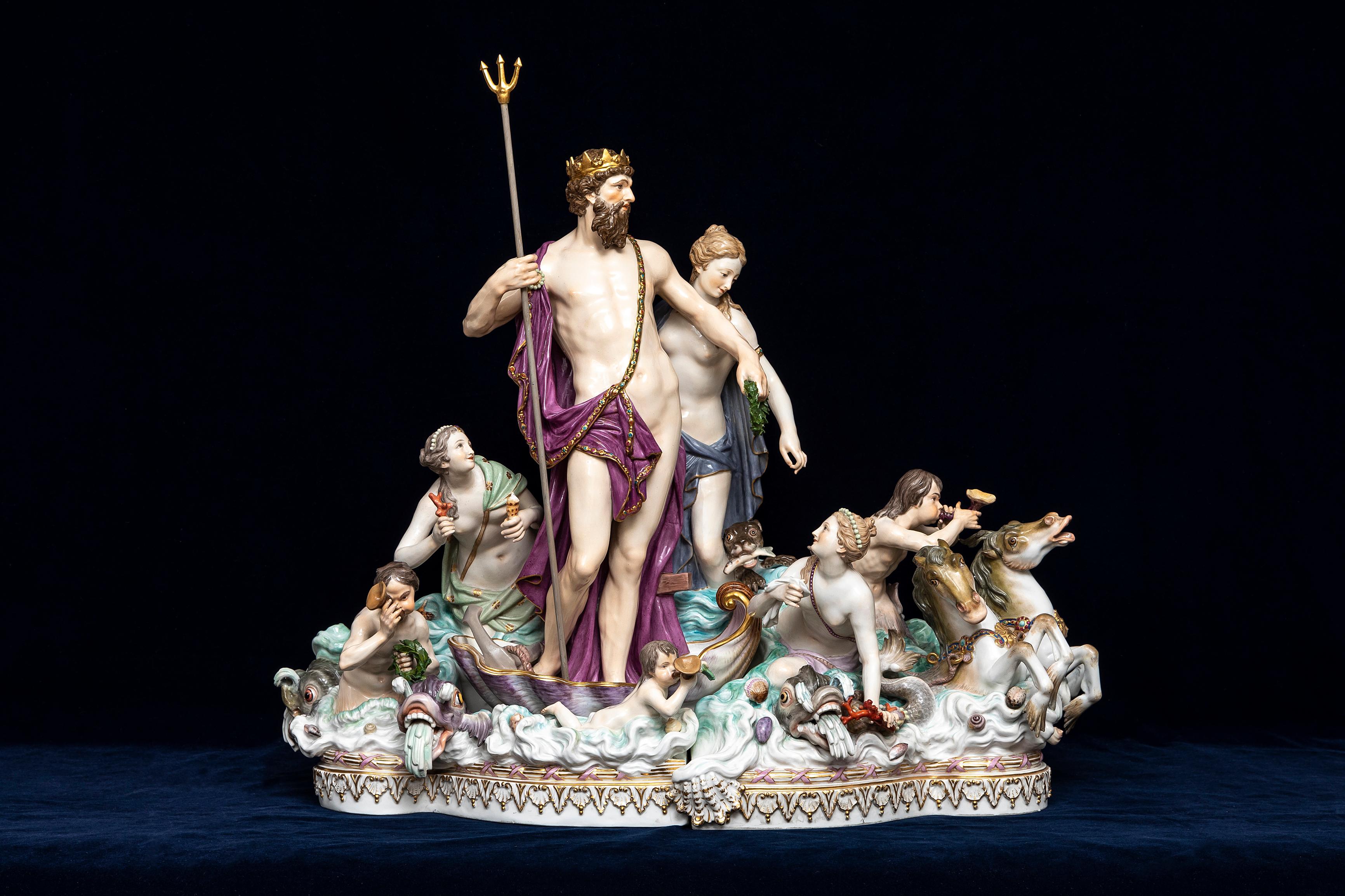 Großer Tafelaufsatz aus Meissener Porzellan mit mythologischer Figur, *Neptun und THETIS* (Rokoko) im Angebot
