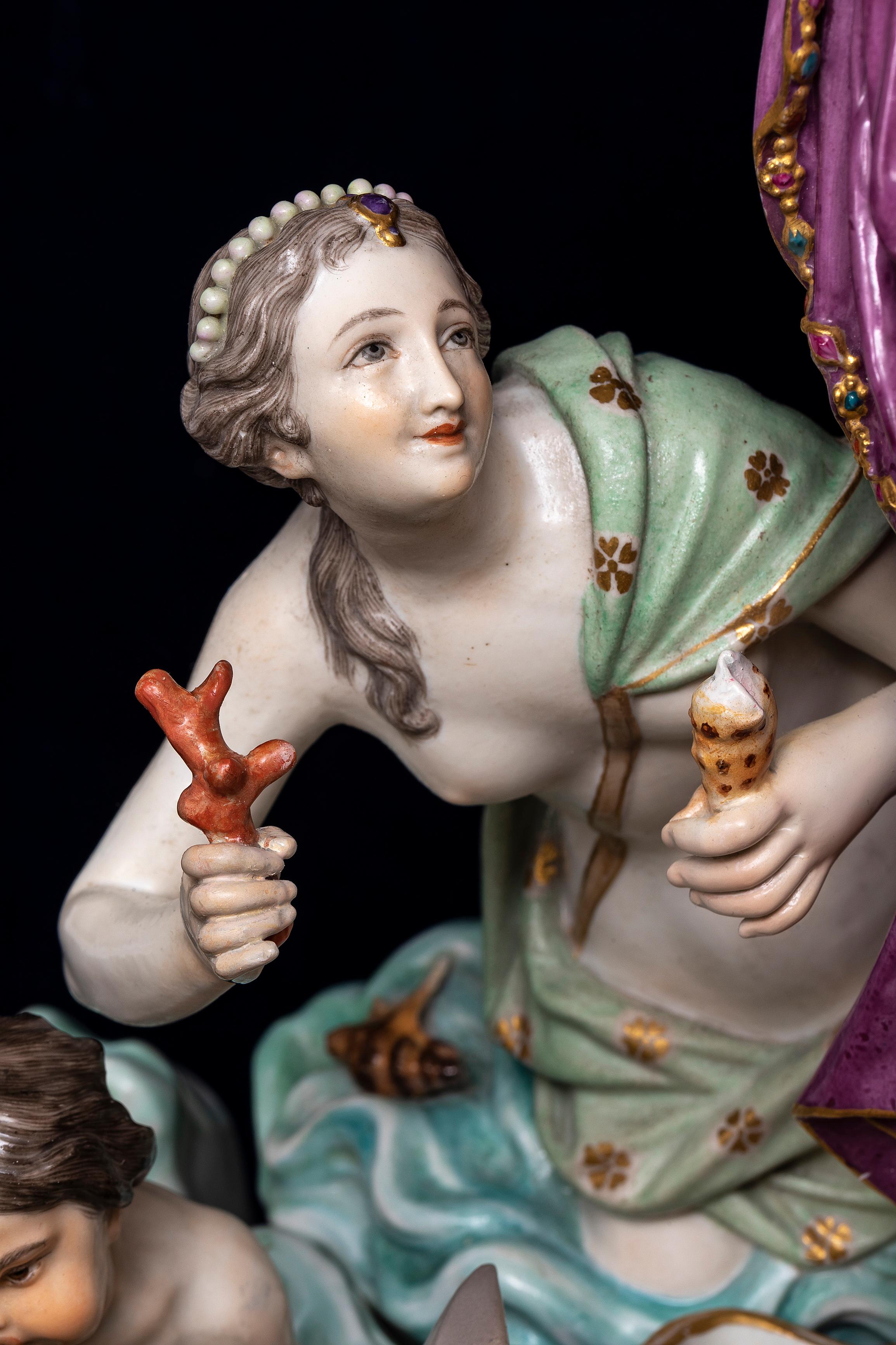 Großer Tafelaufsatz aus Meissener Porzellan mit mythologischer Figur, *Neptun und THETIS* (Spätes 19. Jahrhundert) im Angebot