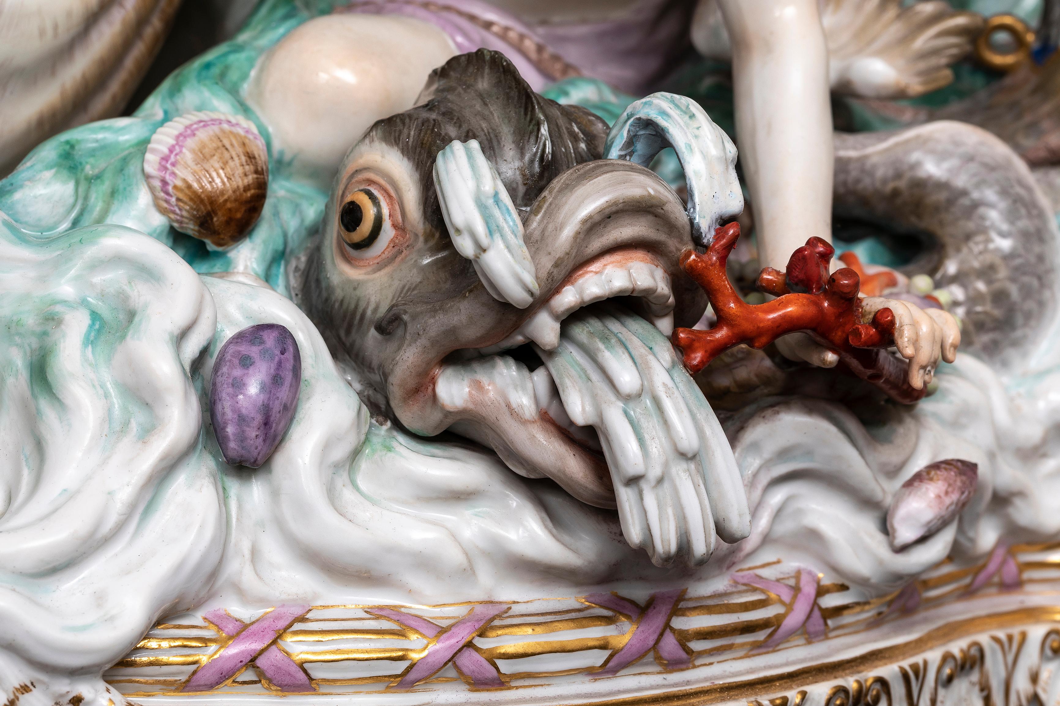 Großer Tafelaufsatz aus Meissener Porzellan mit mythologischer Figur, *Neptun und THETIS* im Angebot 1