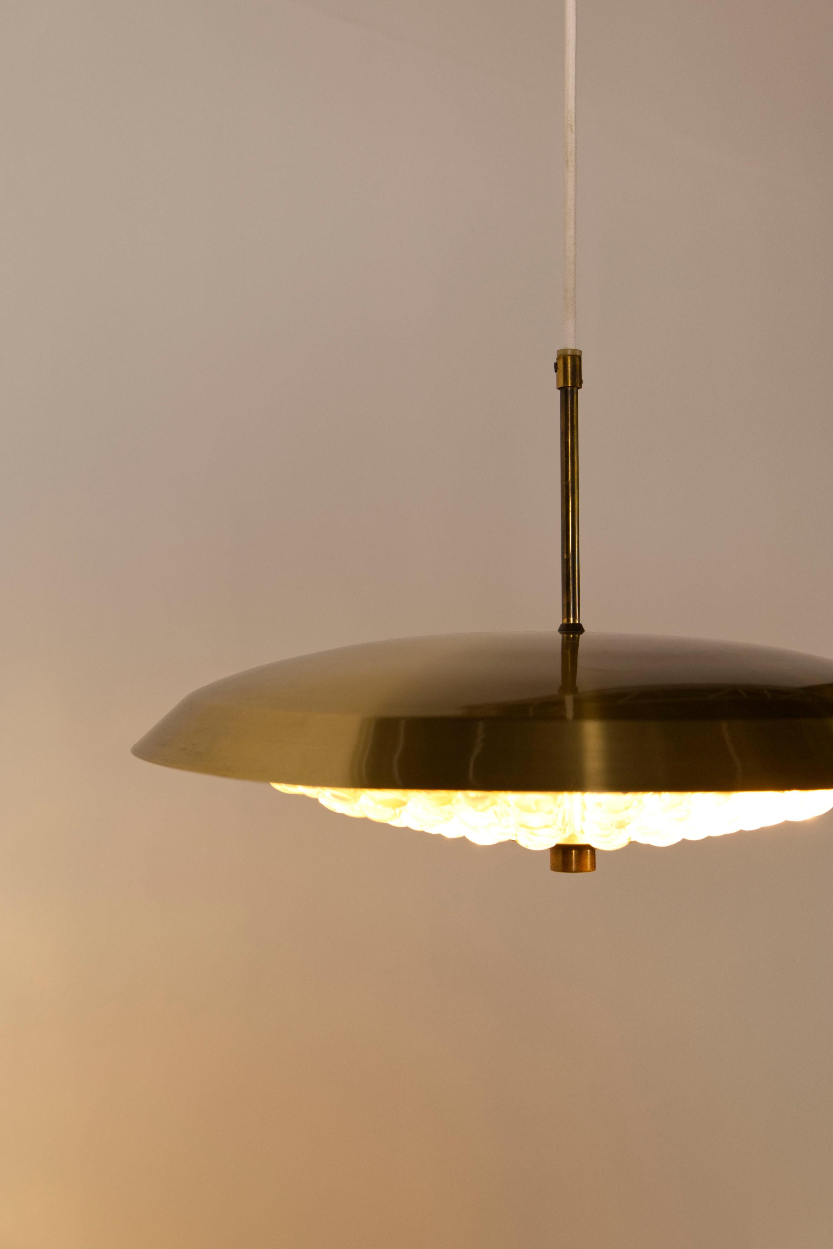 Grande lampe suspendue en métal et verre 