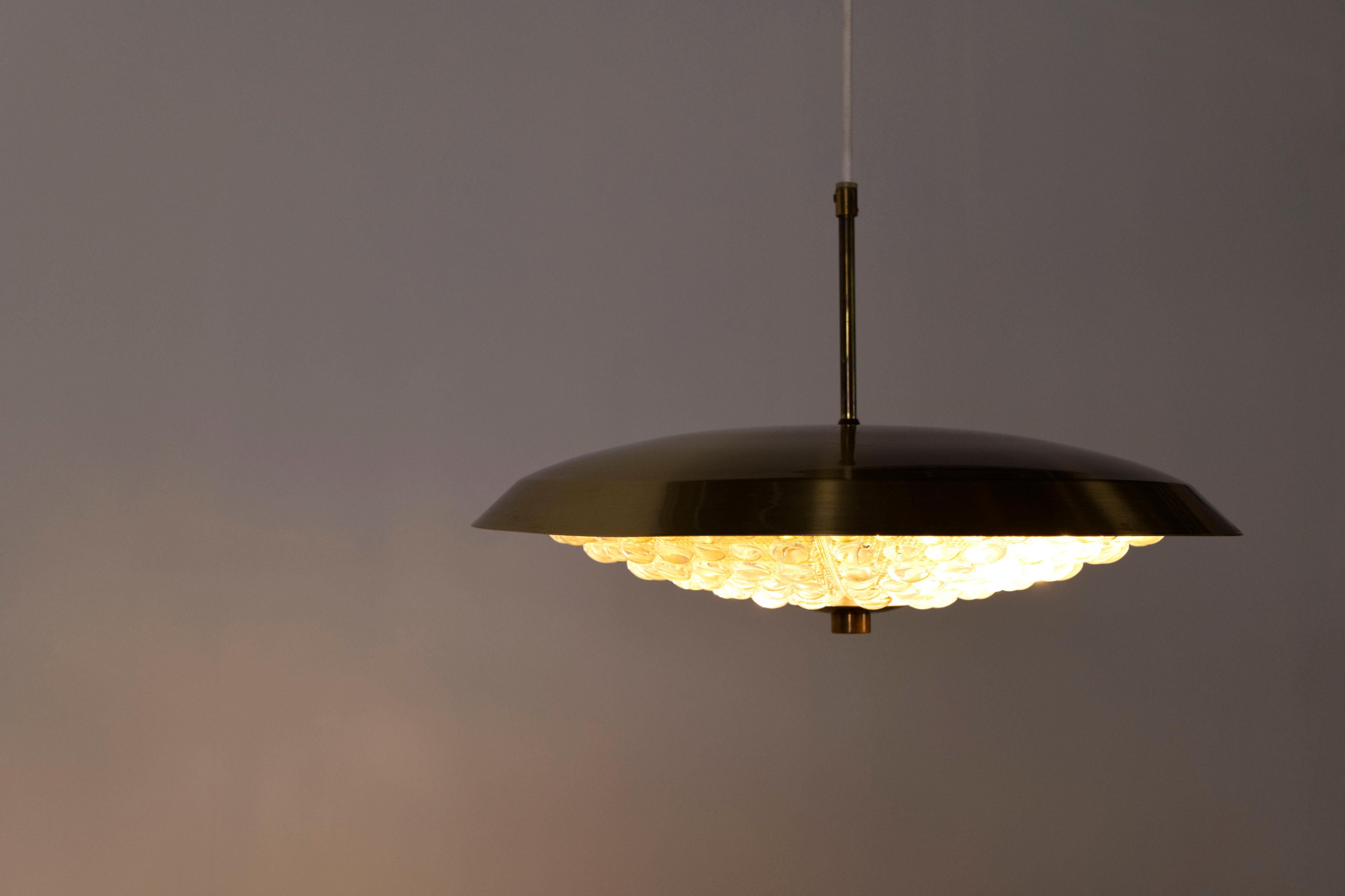 Grande lampe suspendue en métal et verre 