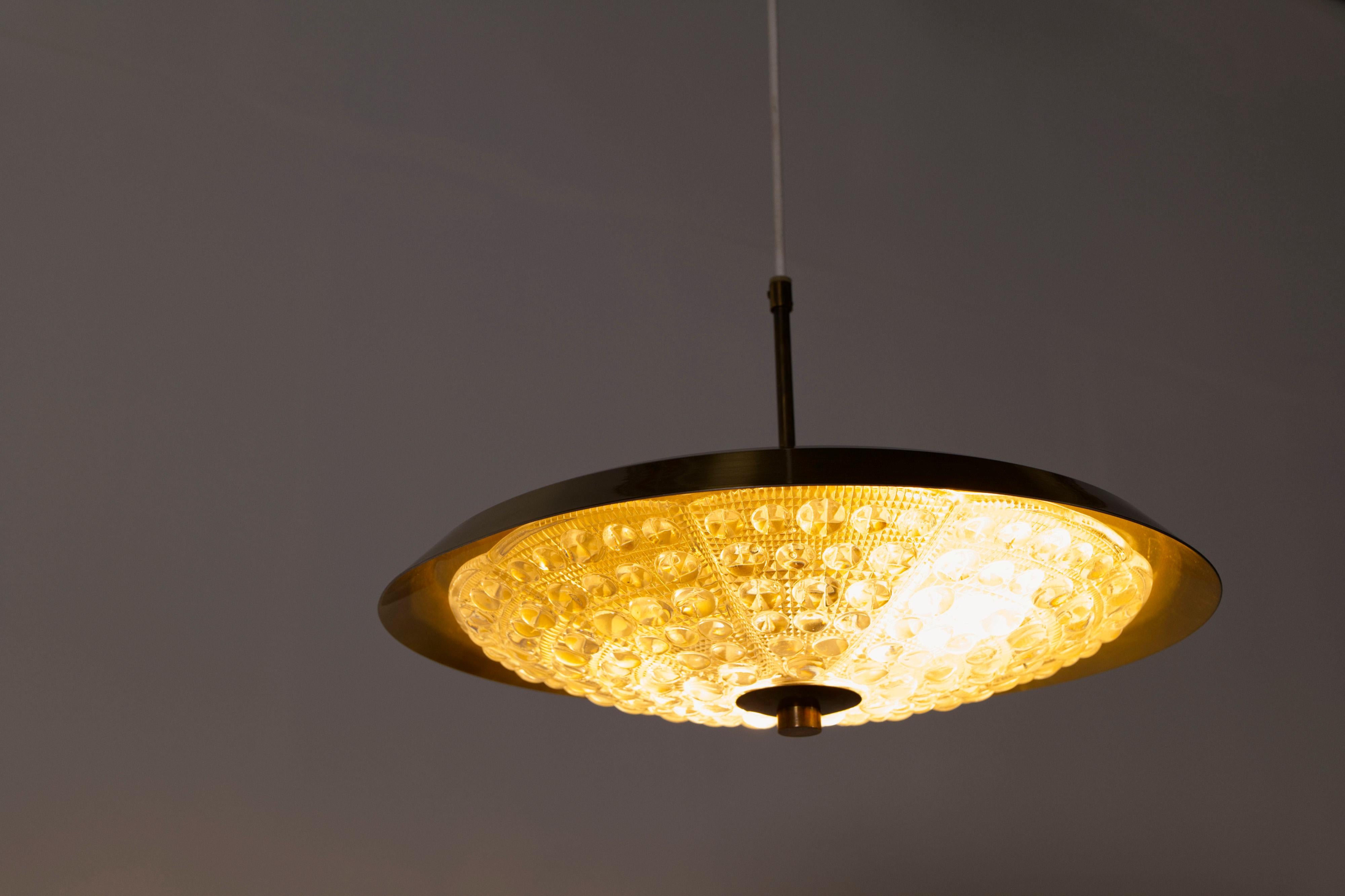 Grande lampe suspendue en métal et verre 