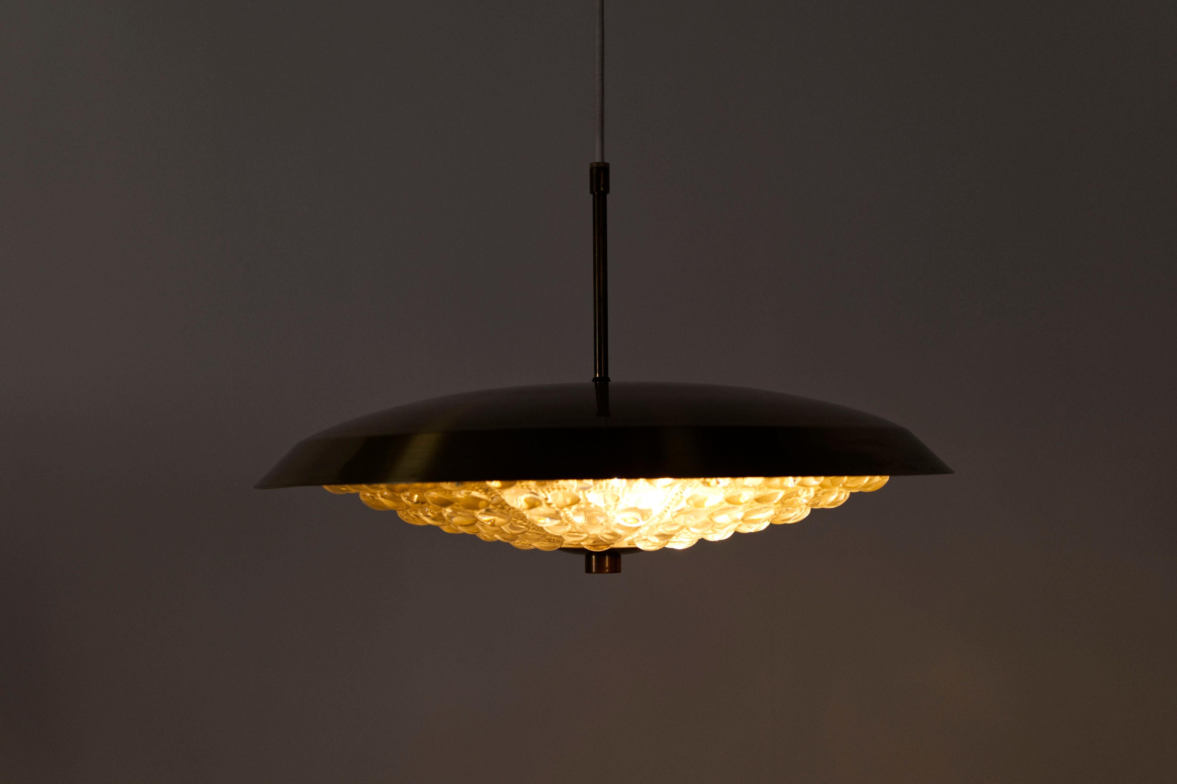 Grande lampe suspendue en métal et verre 