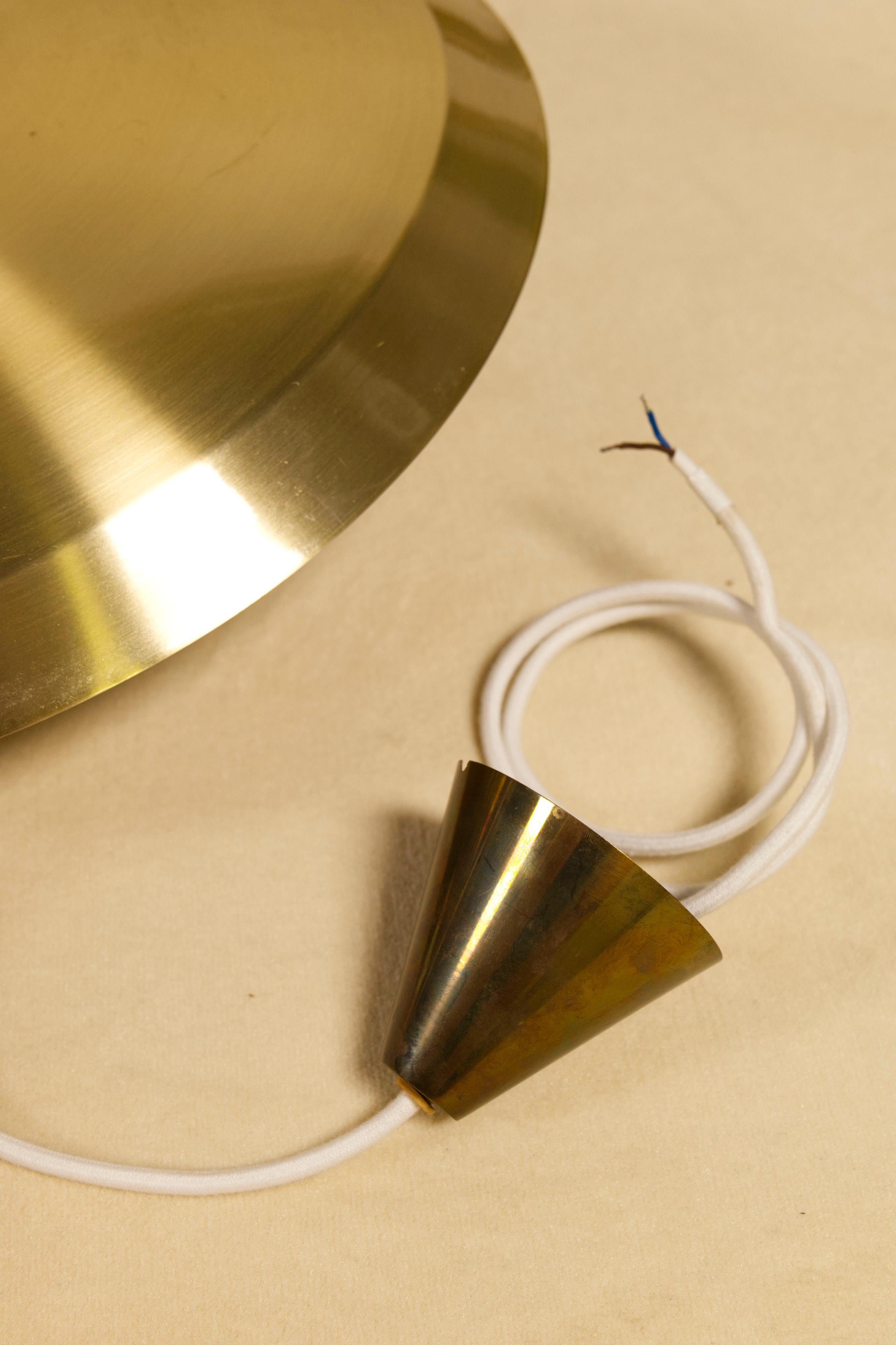 Grande lampe suspendue en métal et verre 