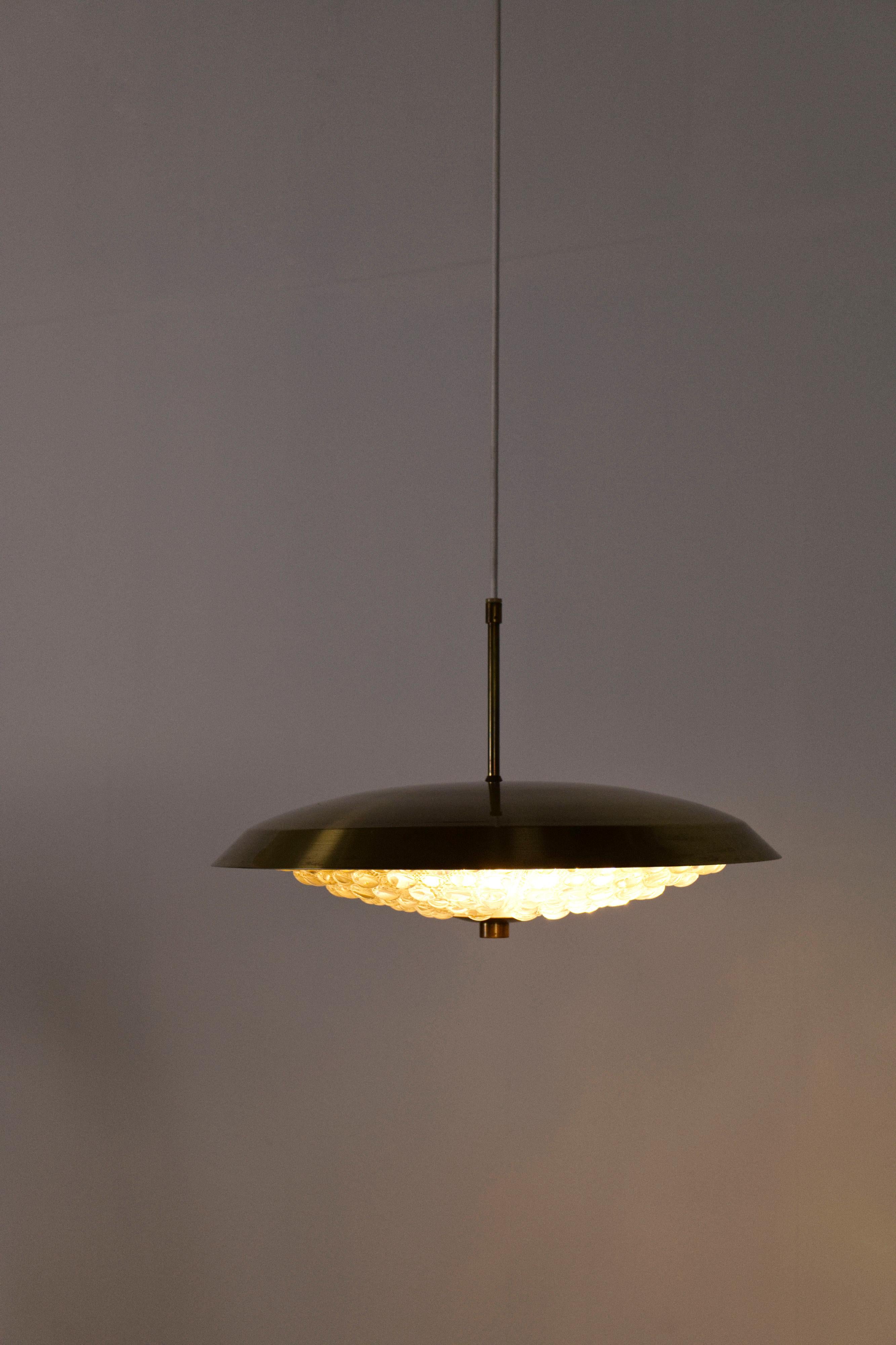 Grande lampe suspendue en métal et verre 