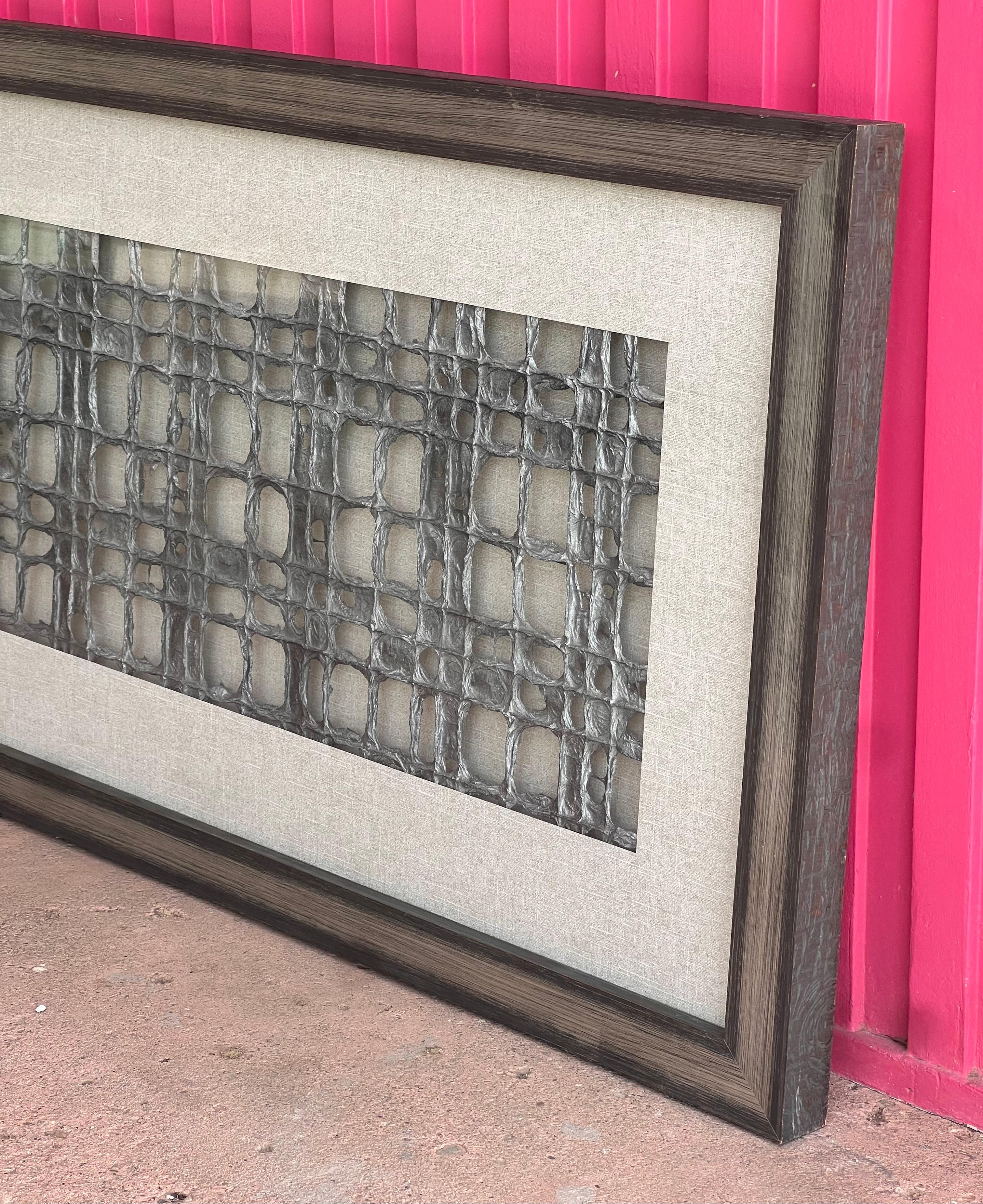 Grande œuvre d'art encadrée de fibres métalliques, prête à être accrochée, 20e siècle en vente 4