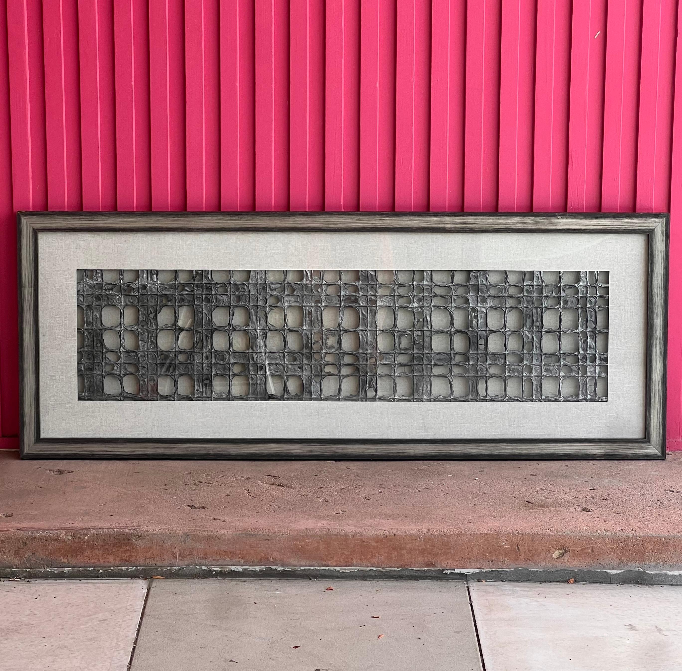 Grande œuvre d'art encadrée de fibres métalliques, prête à être accrochée, 20e siècle en vente 5