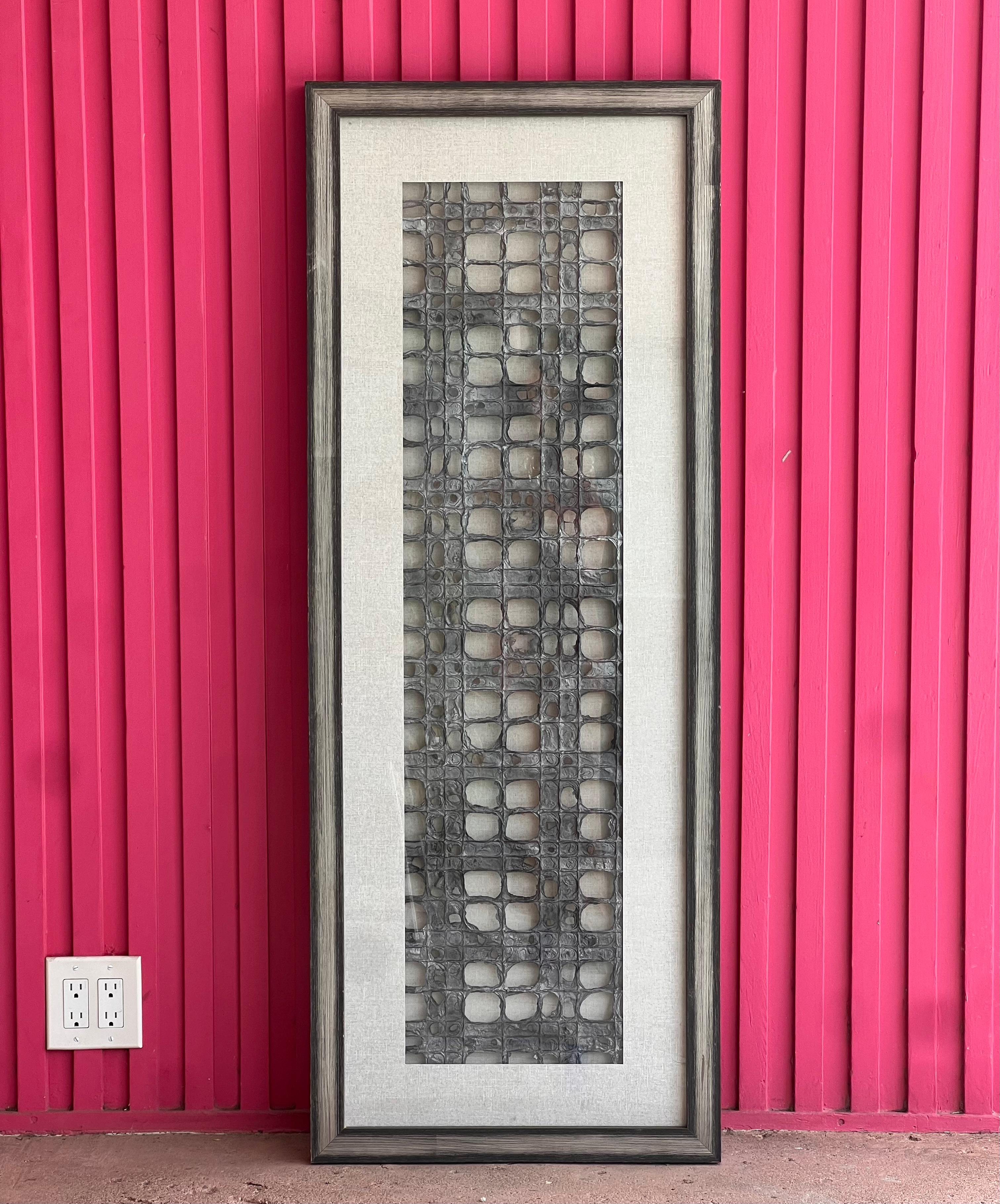 Grande œuvre d'art encadrée de fibres métalliques, prête à être accrochée, 20e siècle en vente 8