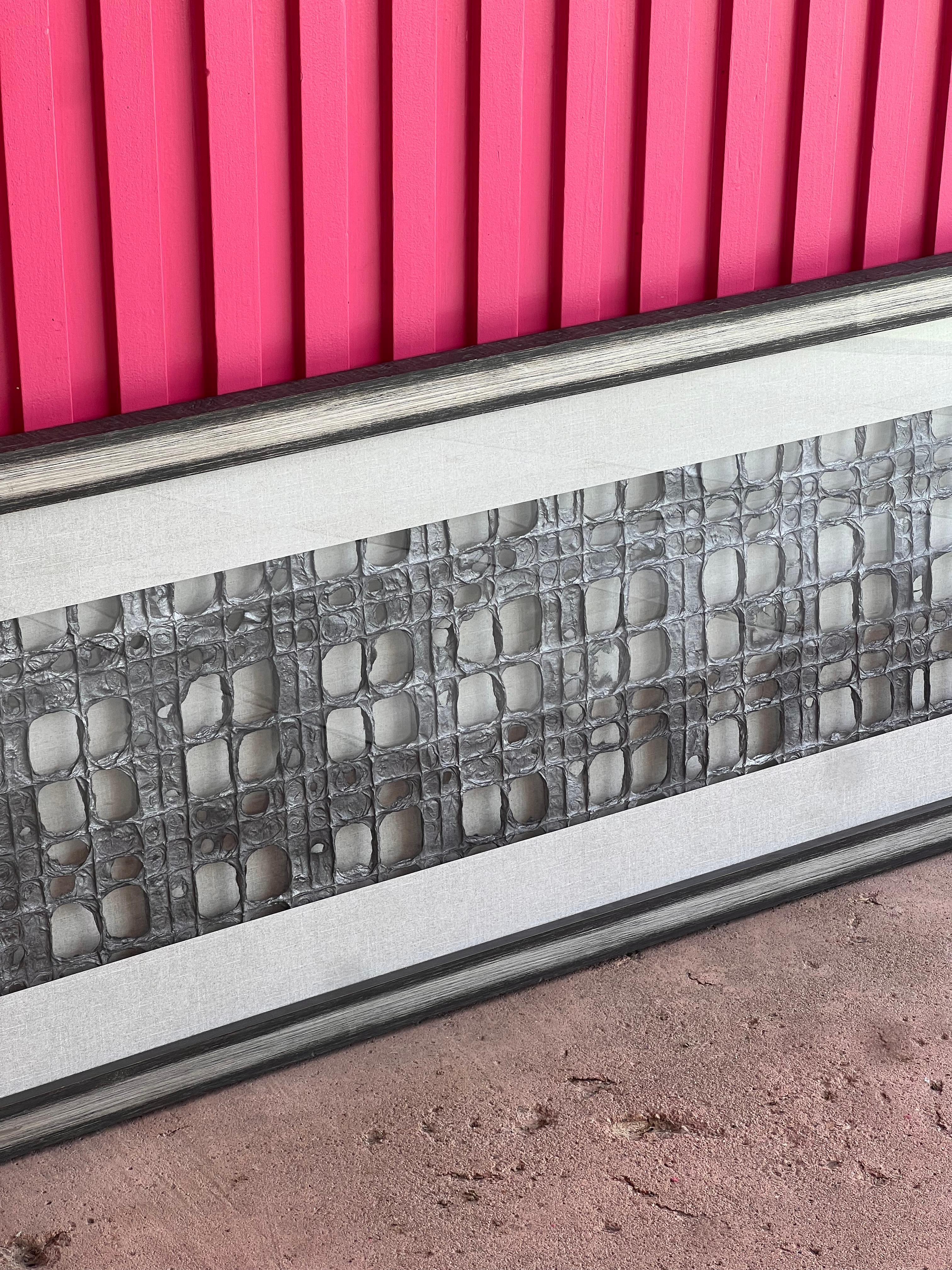 Inconnu Grande œuvre d'art encadrée de fibres métalliques, prête à être accrochée, 20e siècle en vente
