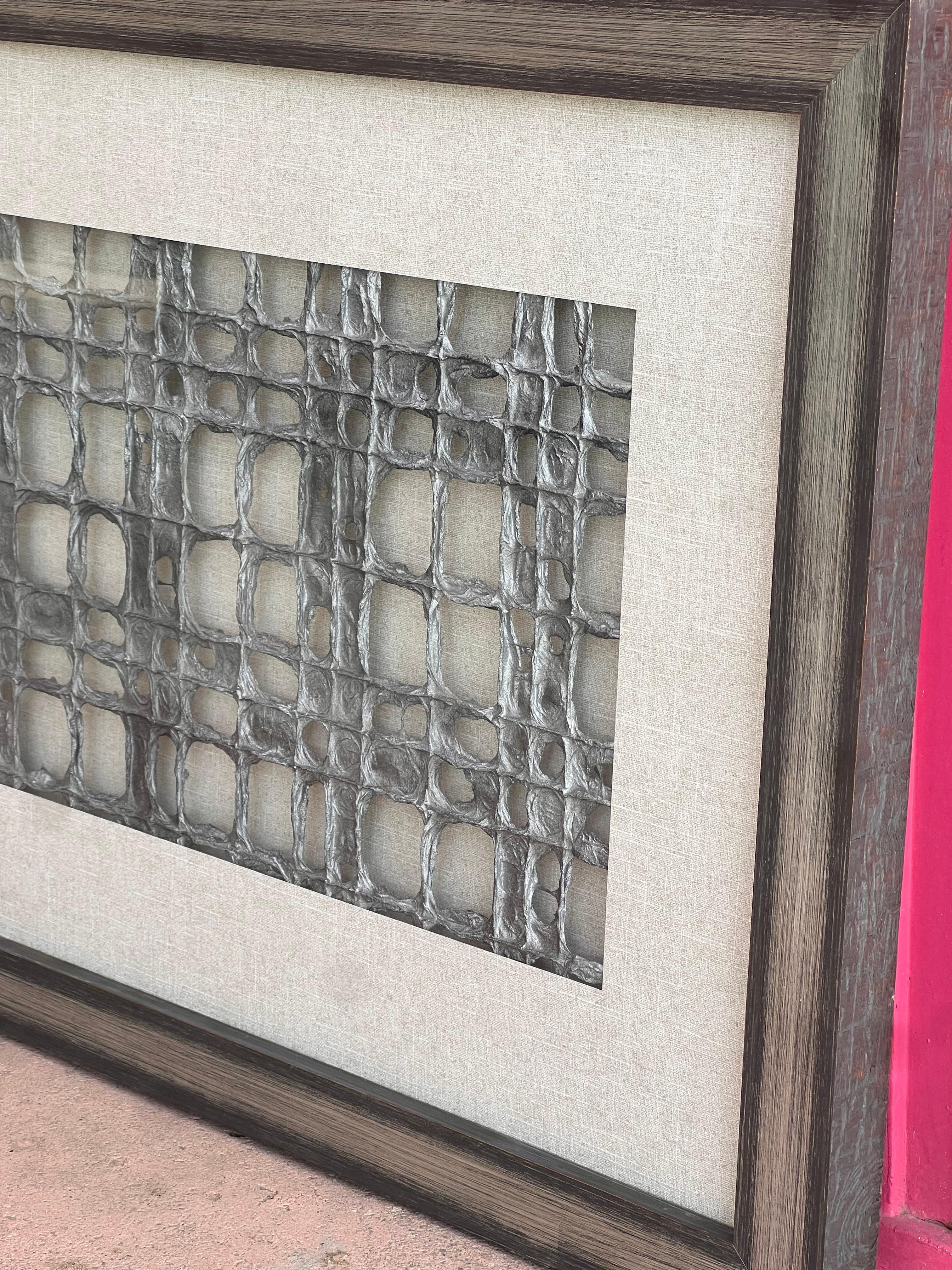 Grande œuvre d'art encadrée de fibres métalliques, prête à être accrochée, 20e siècle Bon état - En vente à View Park, CA