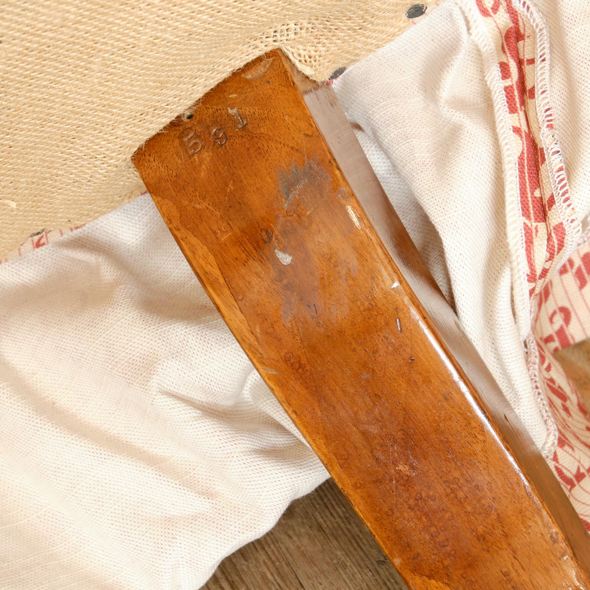 Una gran silla pantufla de nogal de mediados del siglo XIX c1860 en venta 7