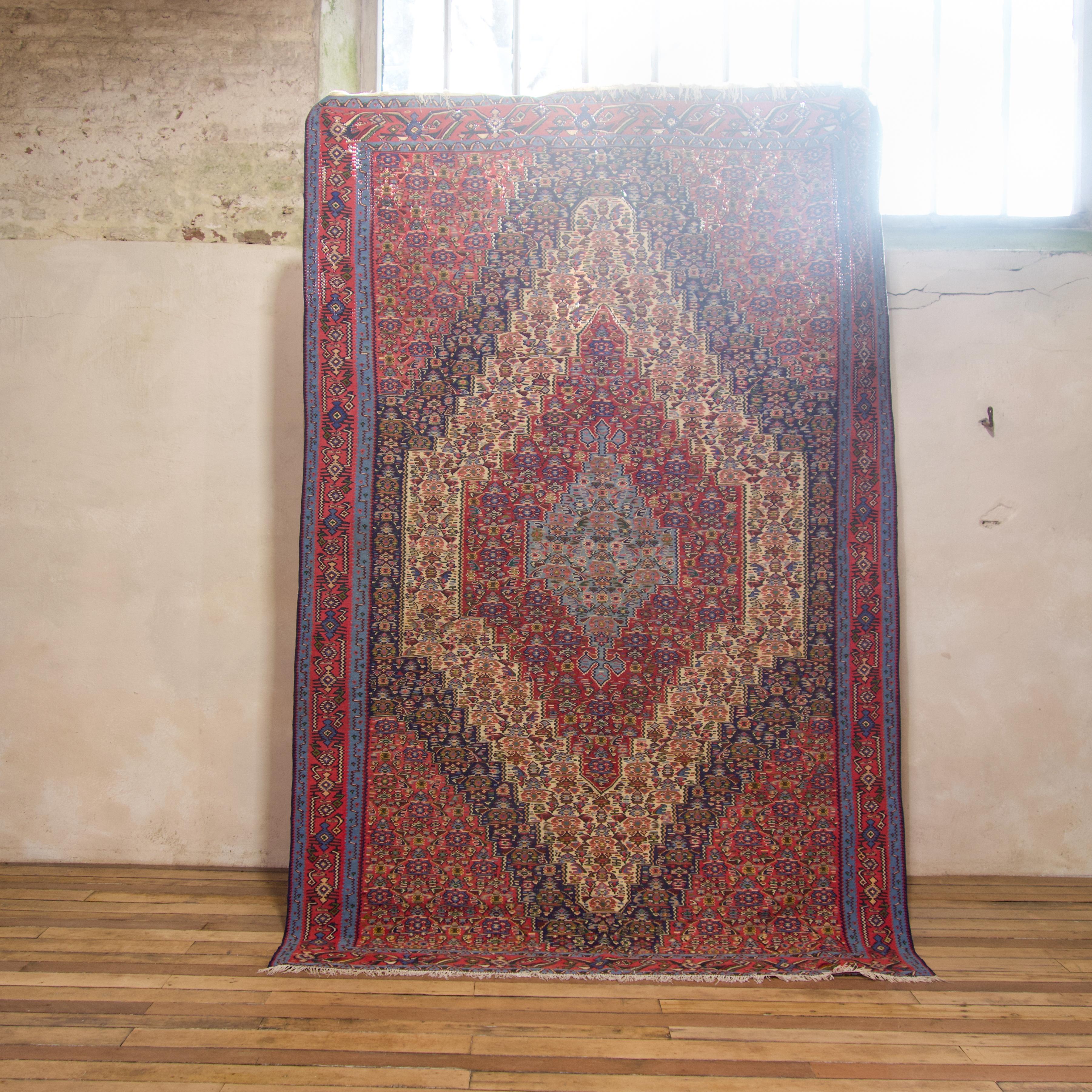 Ein großer Senneh-Kilim-Teppich aus der Mitte des 20. (Asiatisch)