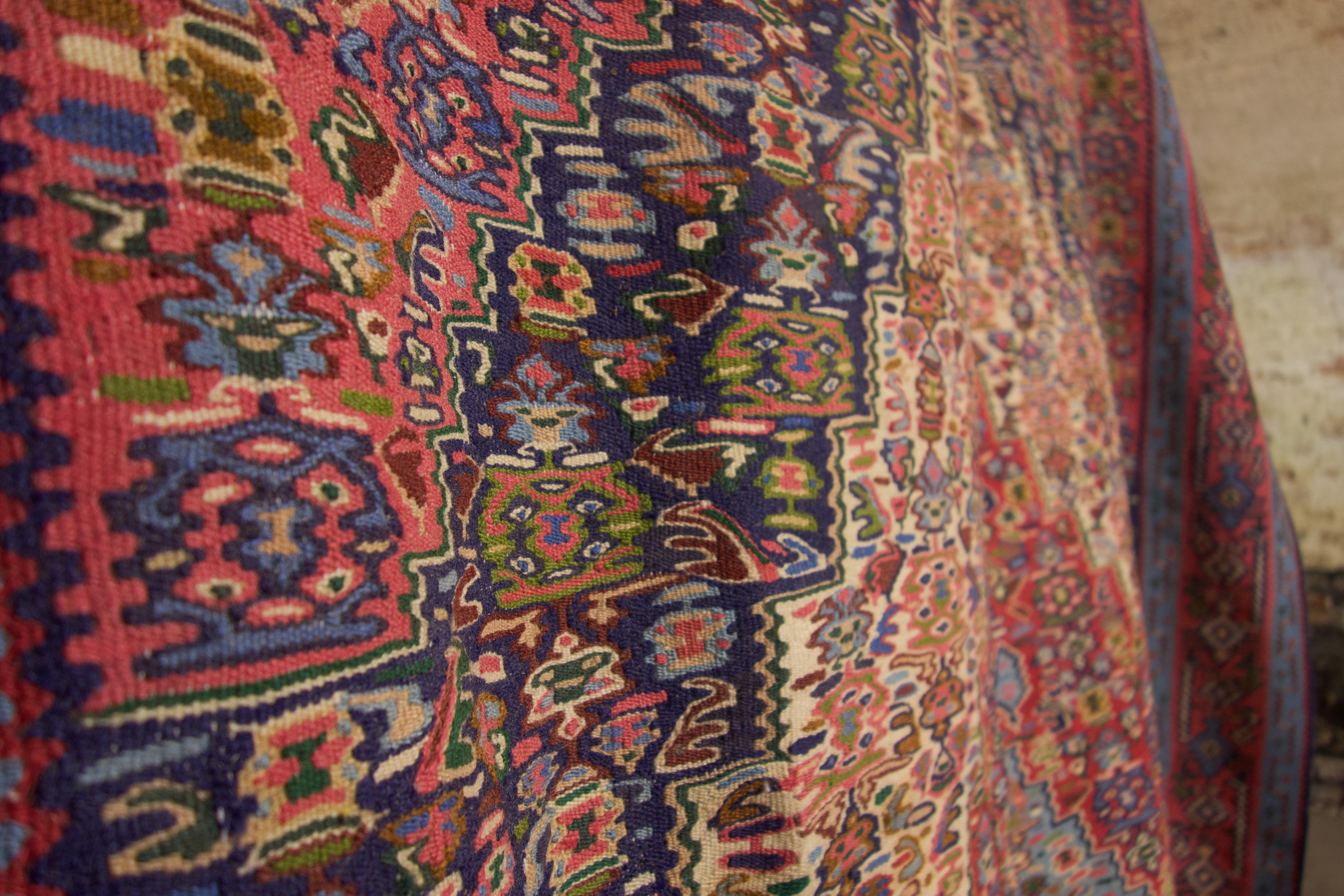 Ein großer Senneh-Kilim-Teppich aus der Mitte des 20. im Zustand „Gut“ in Basingstoke, Hampshire