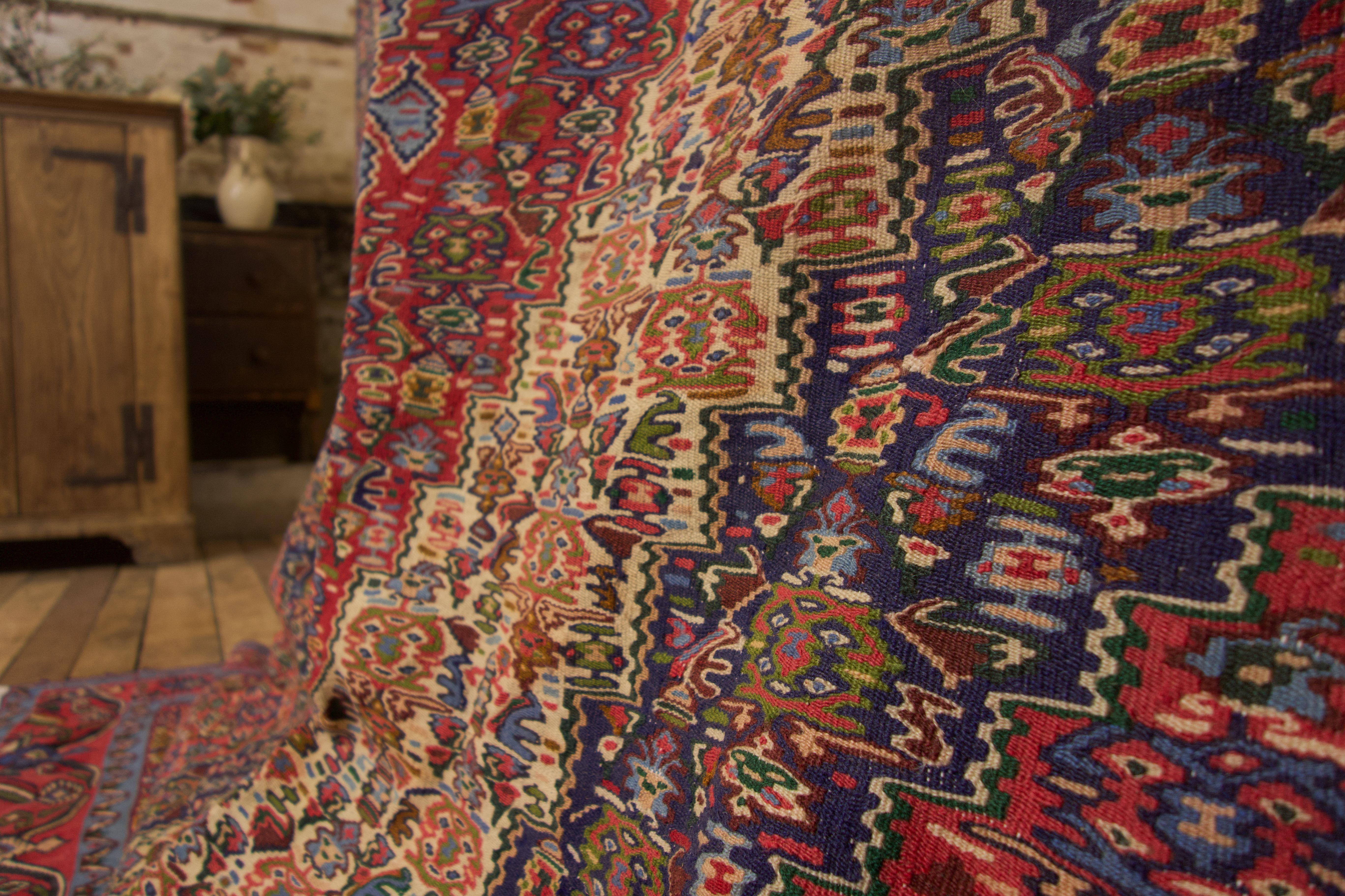 Ein großer Senneh-Kilim-Teppich aus der Mitte des 20. (20. Jahrhundert)