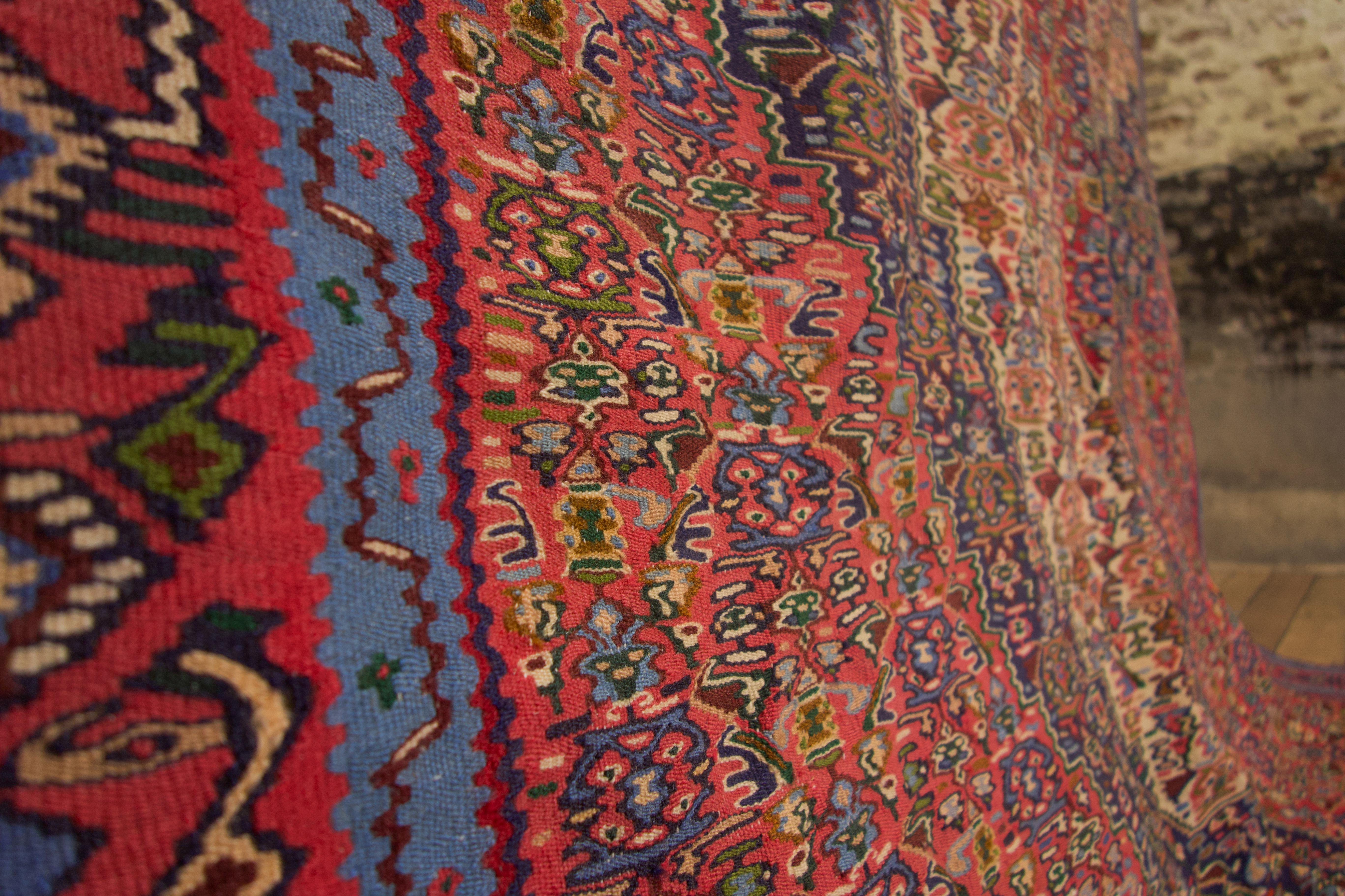 Ein großer Senneh-Kilim-Teppich aus der Mitte des 20. (Wolle)