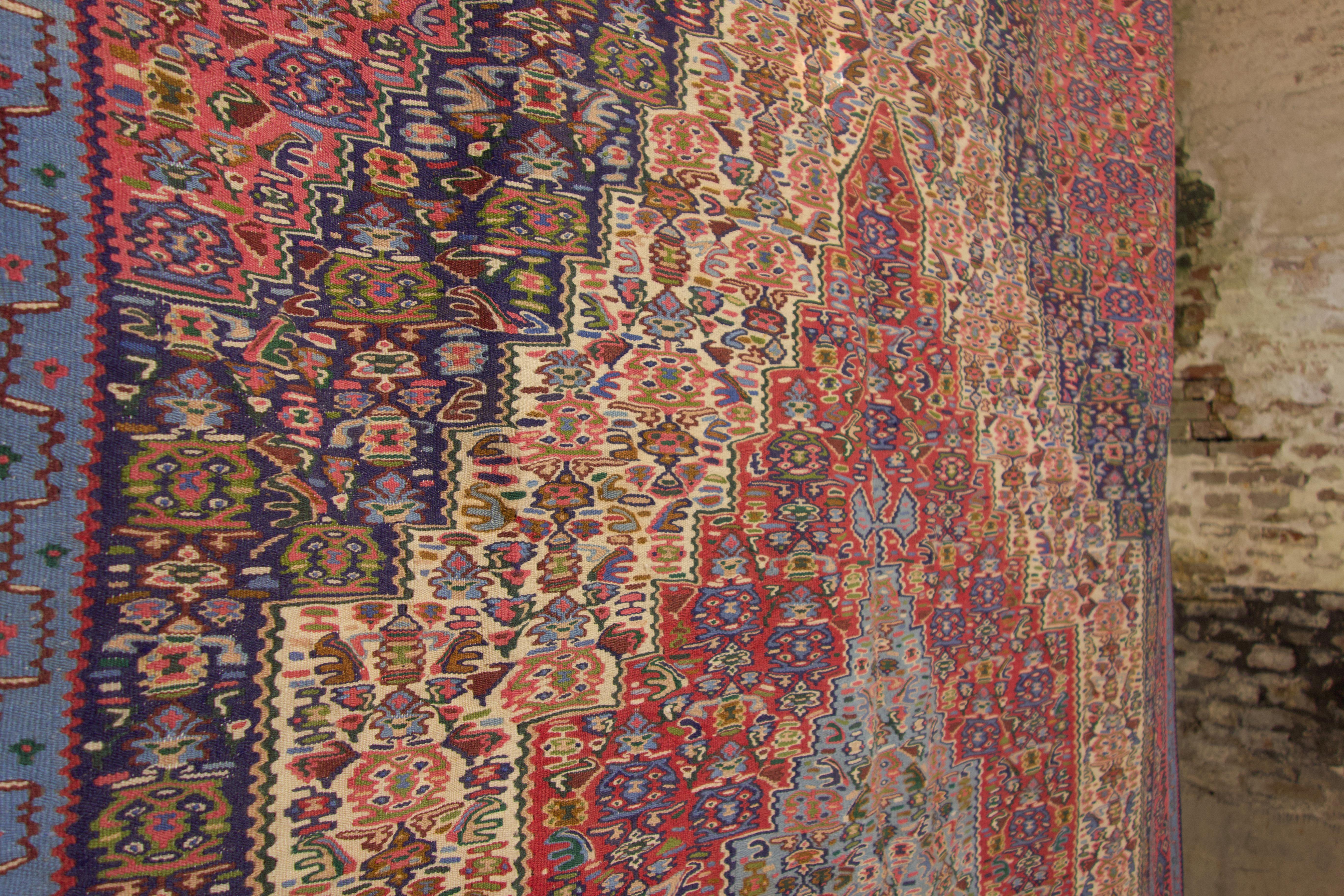 Ein großer Senneh-Kilim-Teppich aus der Mitte des 20. 1