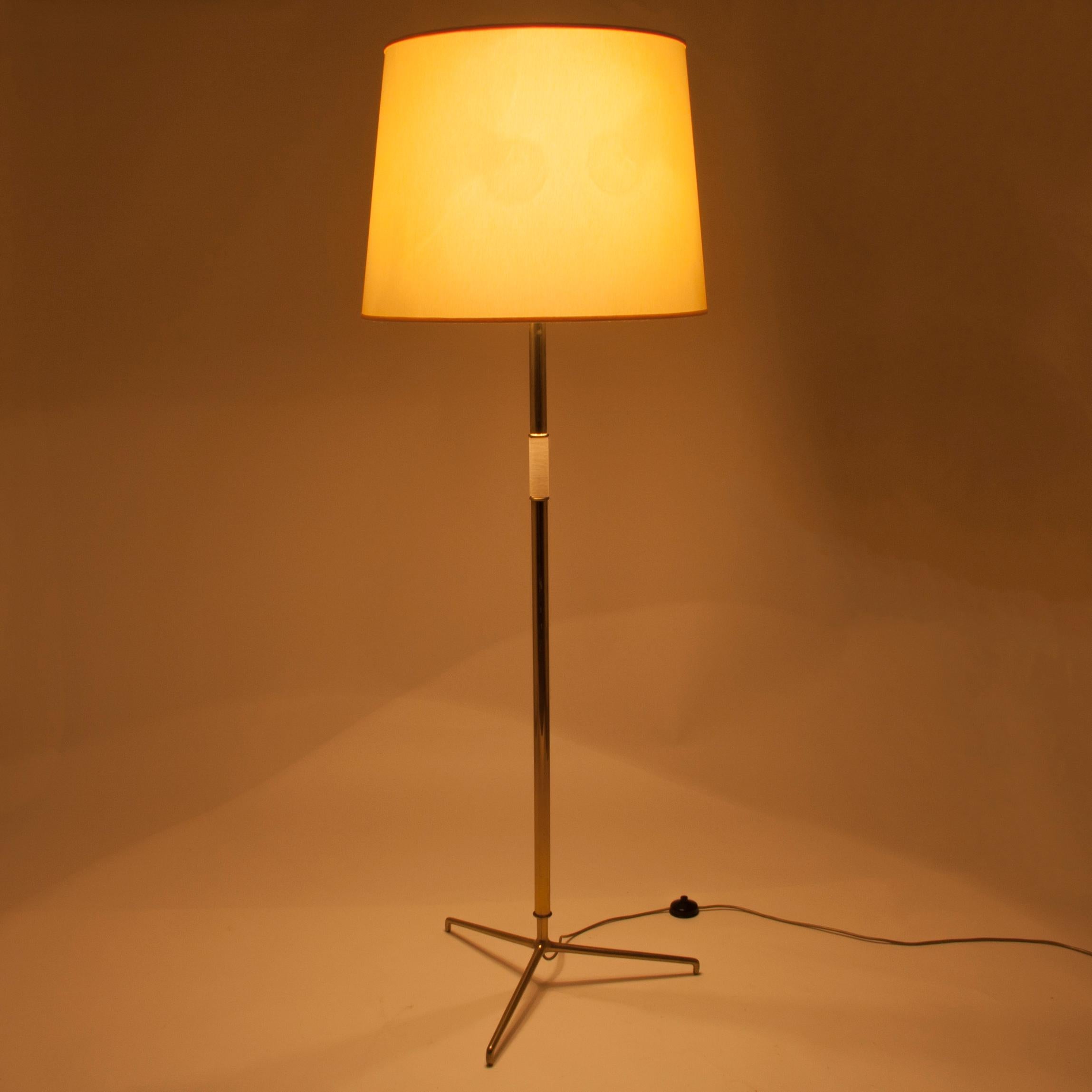 A beautiful and solid Kalmar floor lamp, made of brass with a lovely tripod base from the 1950s. This is the model 