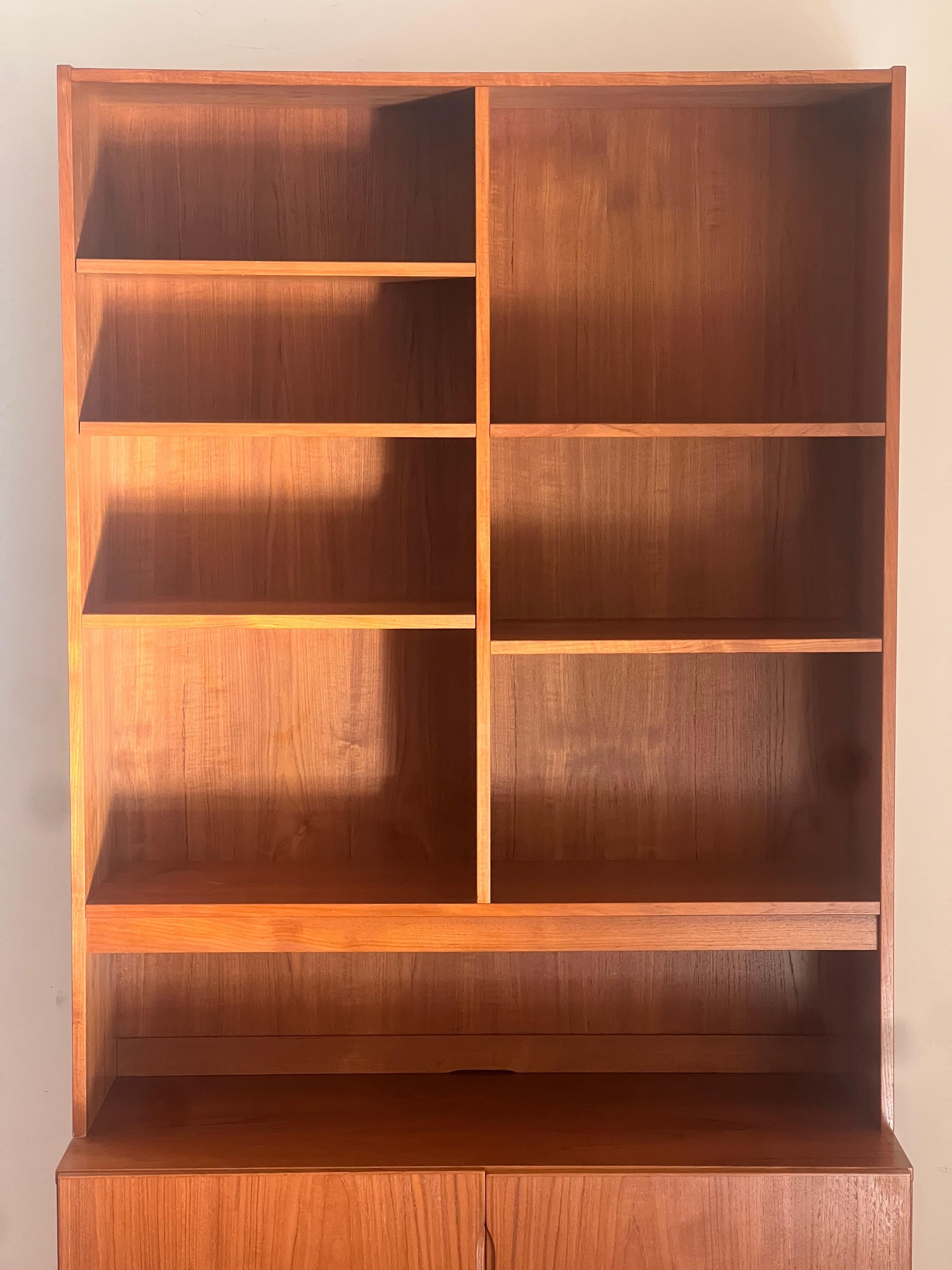 Une grande huche moderne du milieu du siècle par Up Modernityabrik, Danemark circa 1965 en vente 4