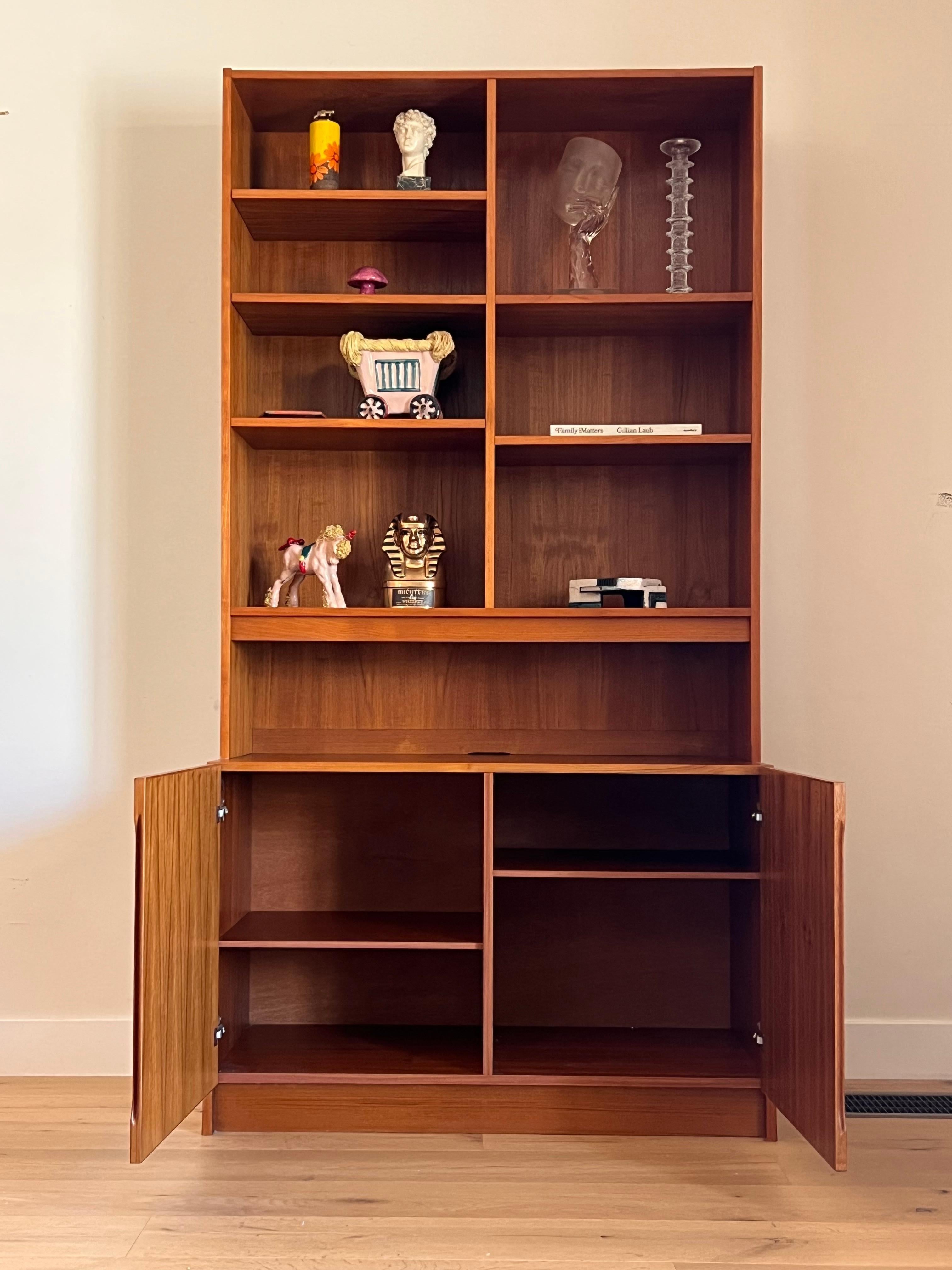 Mid-Century Modern Une grande huche moderne du milieu du siècle par Up Modernityabrik, Danemark circa 1965 en vente