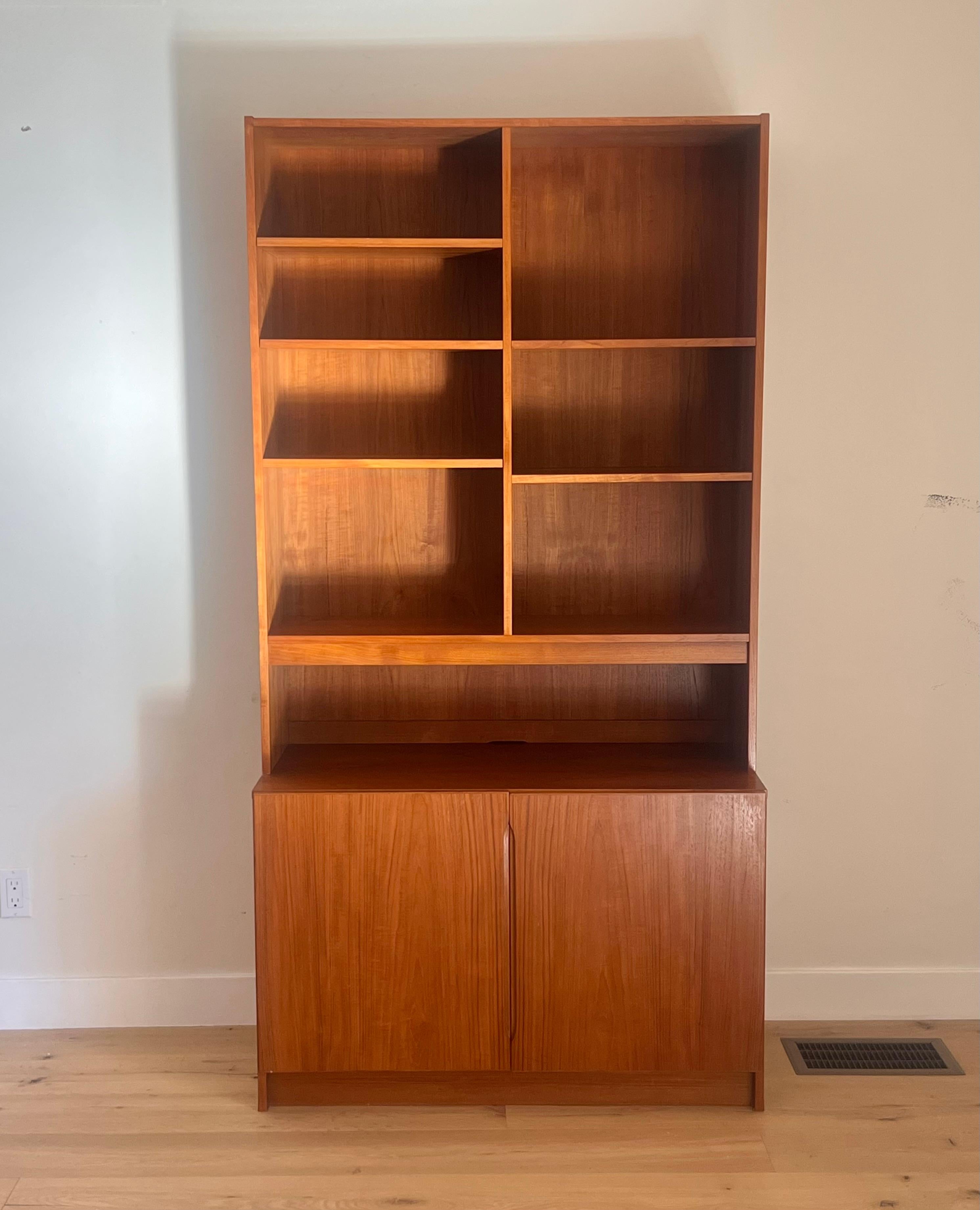Une grande huche moderne du milieu du siècle par Up Modernityabrik, Danemark circa 1965 Bon état - En vente à View Park, CA
