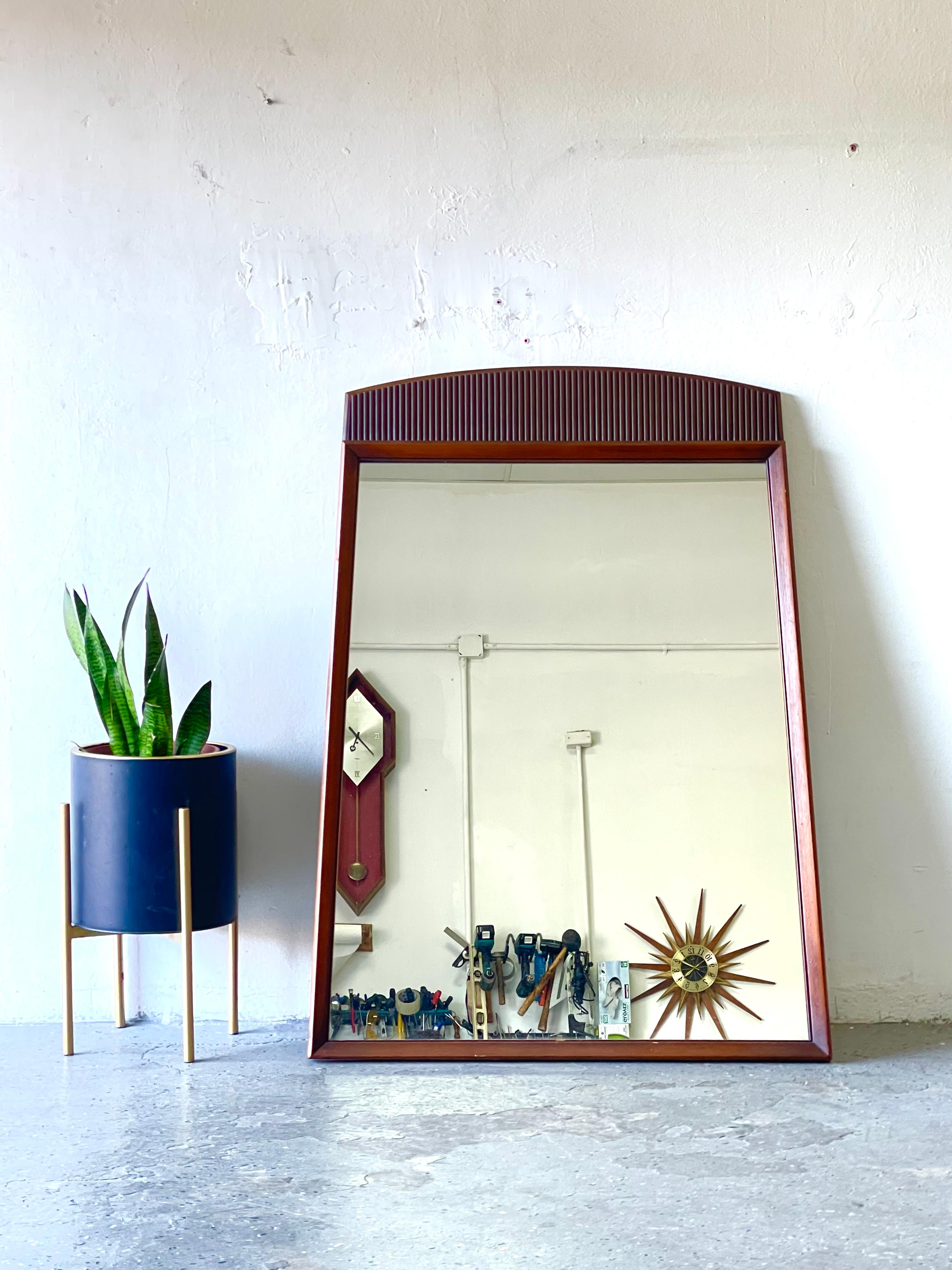 Grand miroir mural Mid Century Modern Lane's First Edition.
Peut être utilisé seul ou avec Lane First Edition low boy
