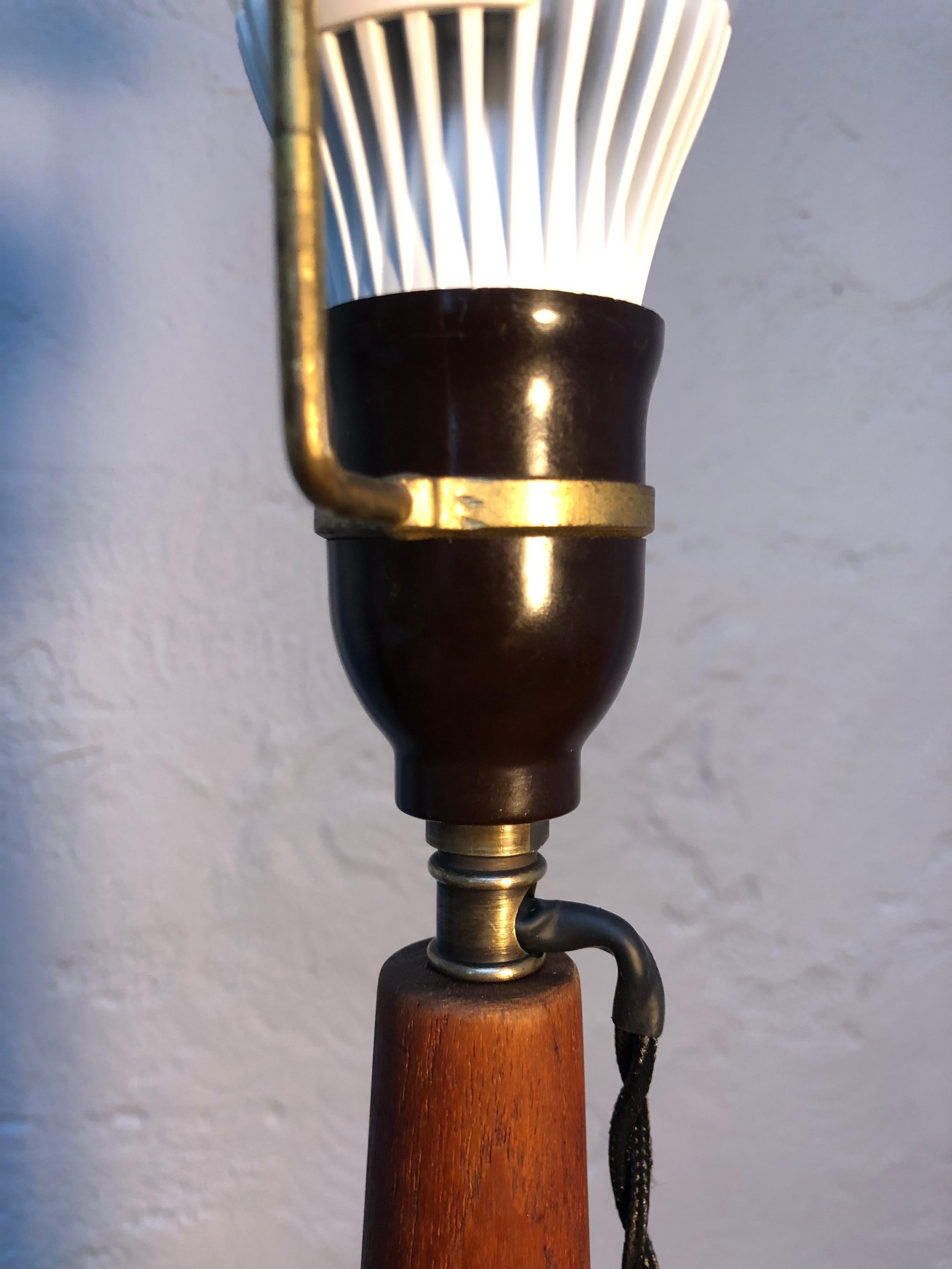 Grande lampe de bureau tripode du milieu du siècle dernier en laiton et teck en vente 3