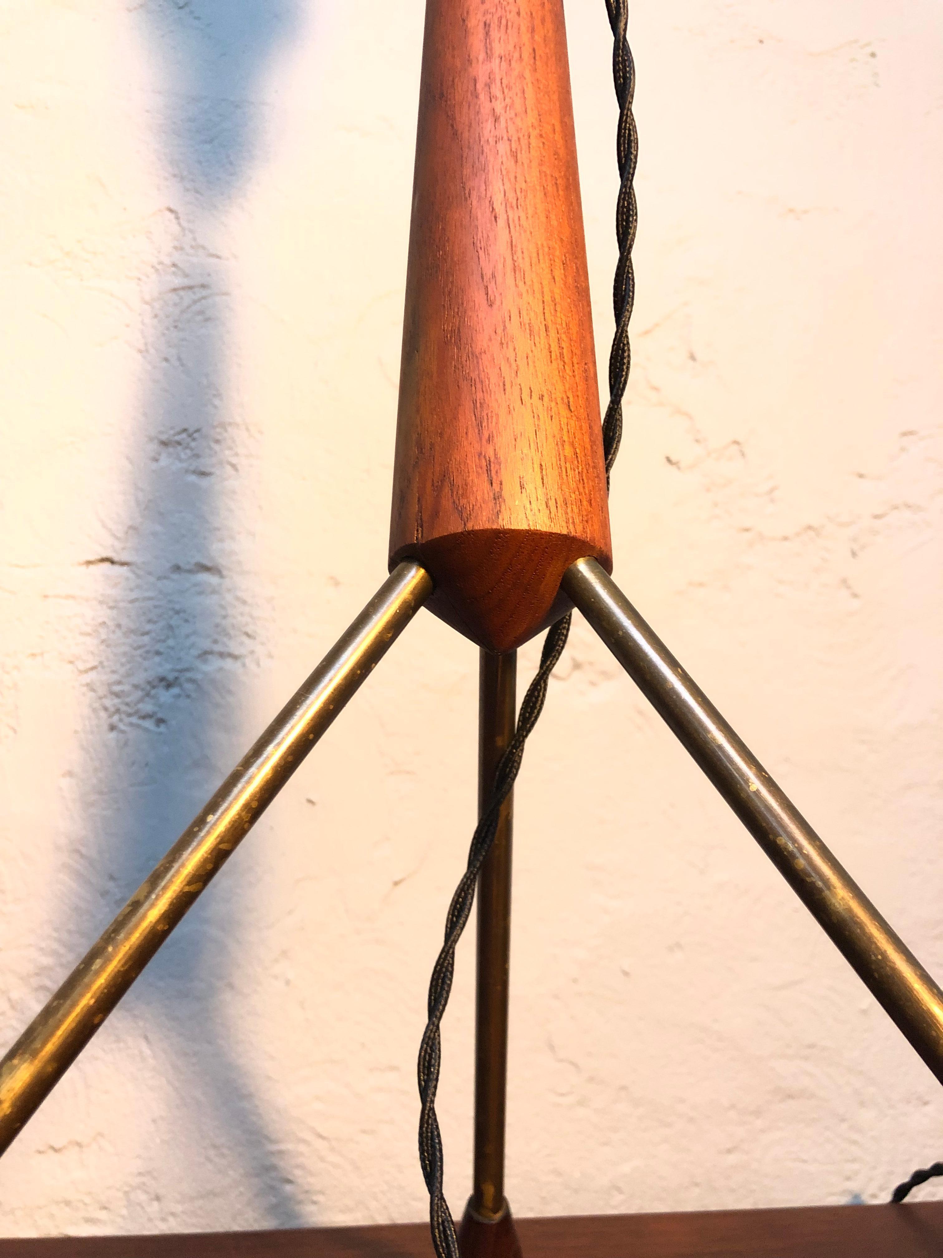 Large Mid-Century Tripod Table Lamp in Brass and Teak For Sale 5
