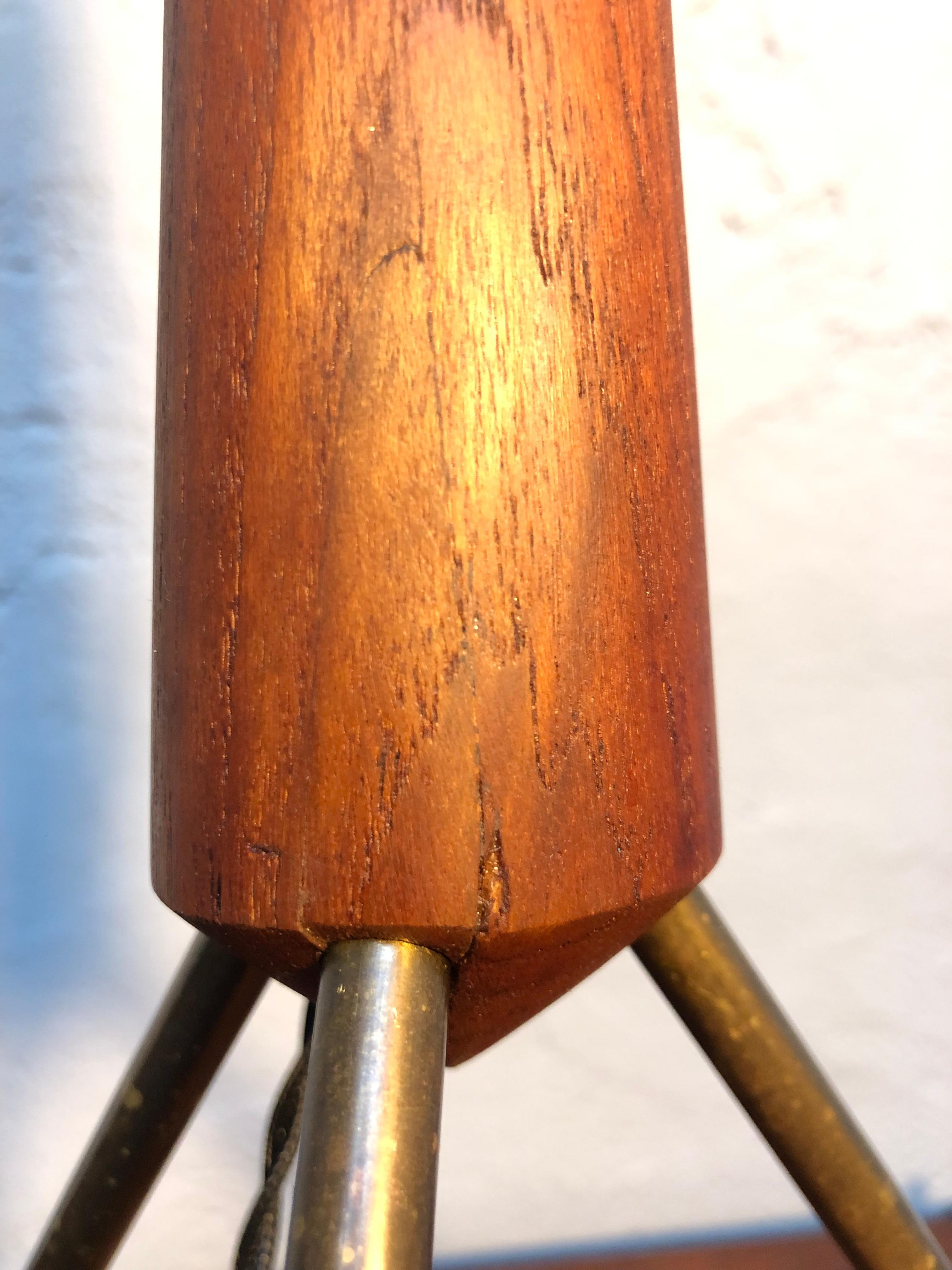 Large Mid-Century Tripod Table Lamp in Brass and Teak For Sale 6