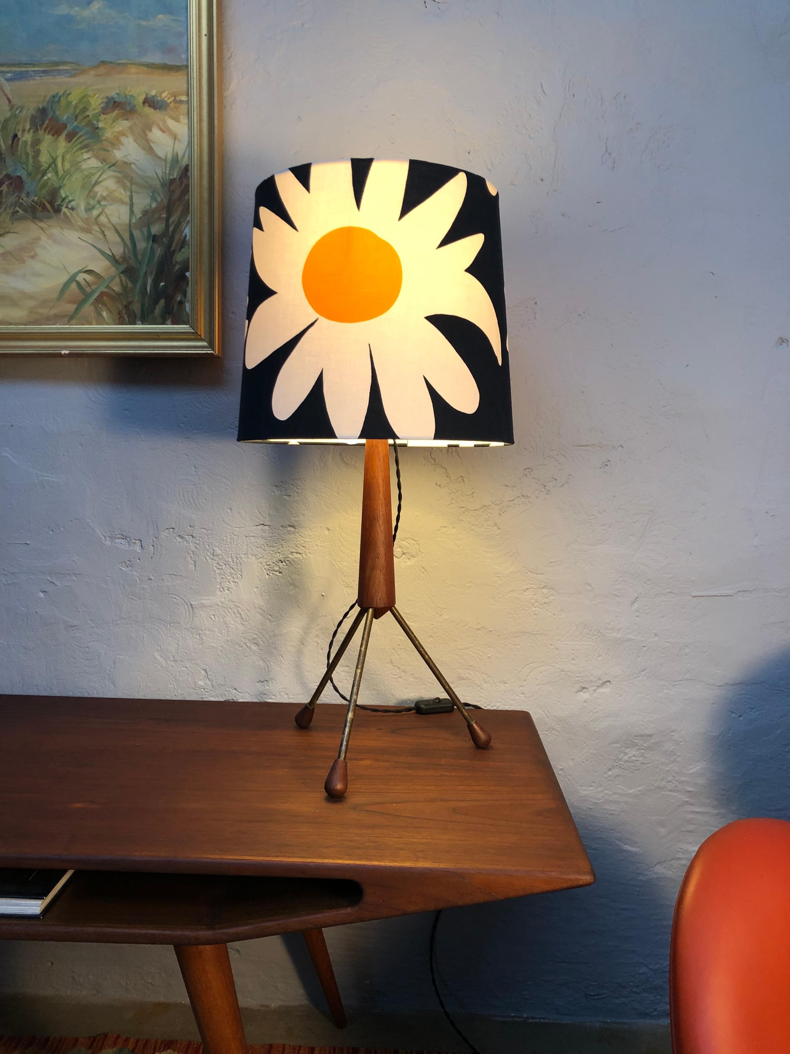 Large Mid-Century Tripod Table Lamp in Brass and Teak For Sale 8