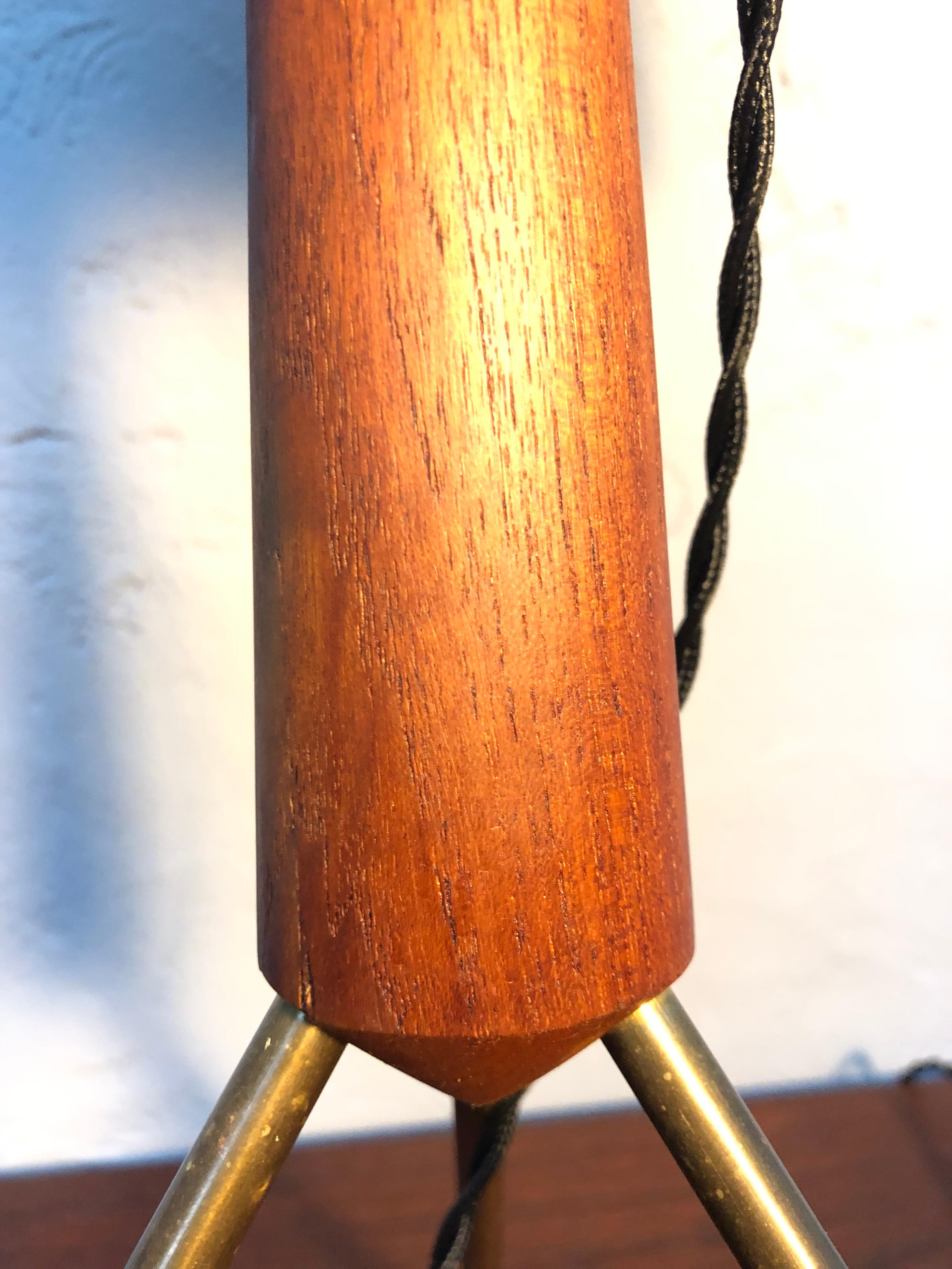 Large Mid-Century Tripod Table Lamp in Brass and Teak In Good Condition For Sale In Søborg, DK