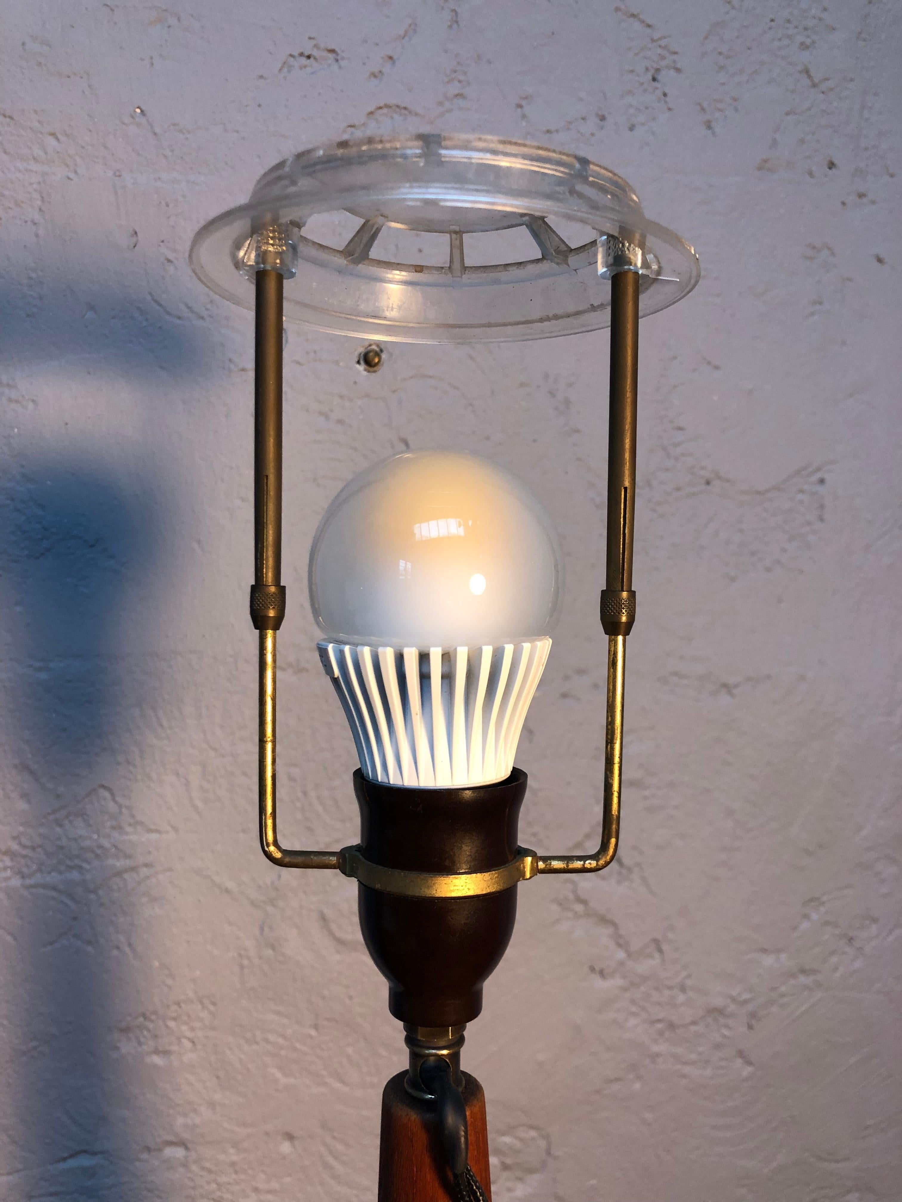 Laiton Grande lampe de bureau tripode du milieu du siècle dernier en laiton et teck en vente