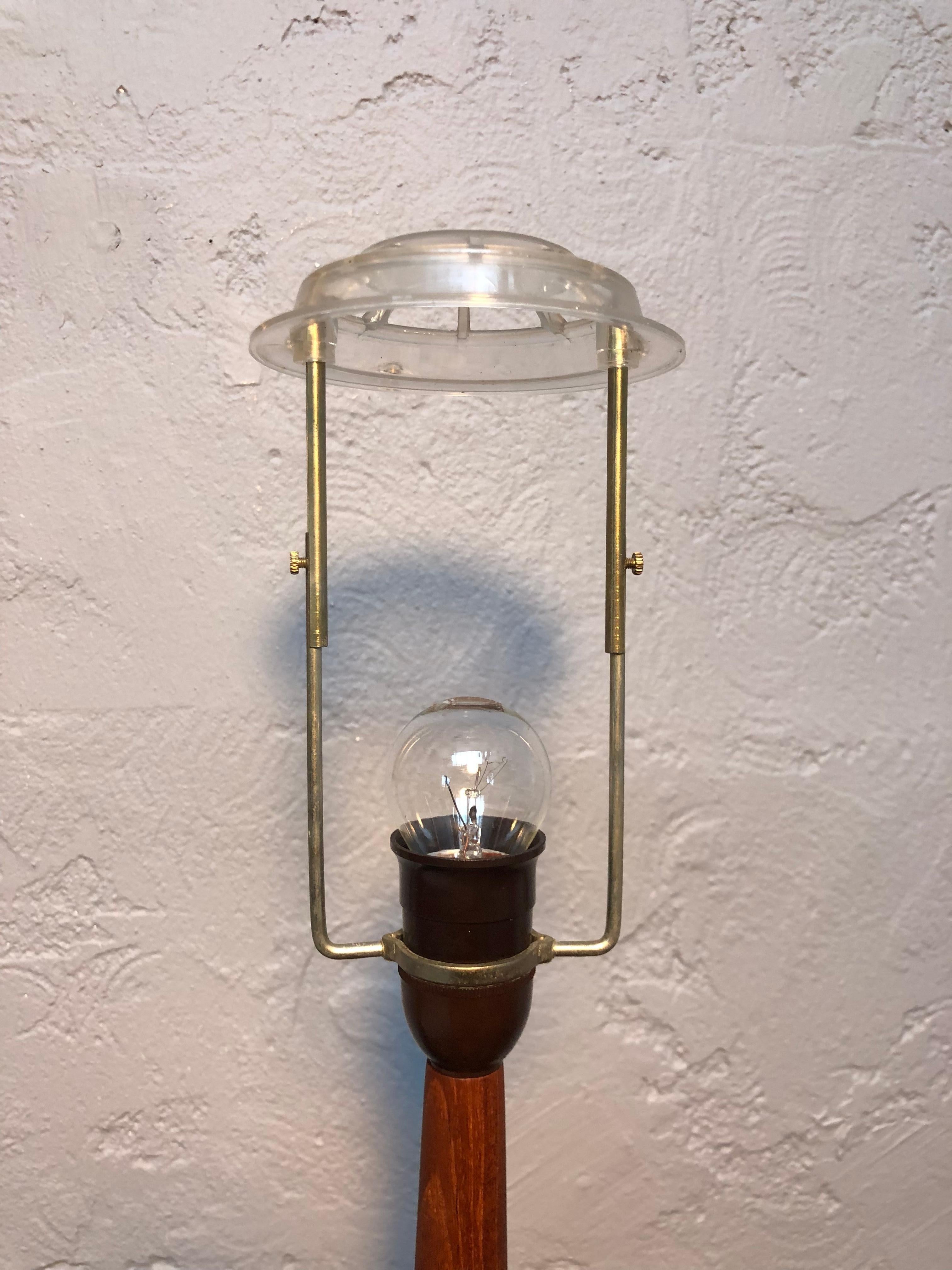 Danois Une grande lampe de table tripode du milieu du siècle en teck  en vente