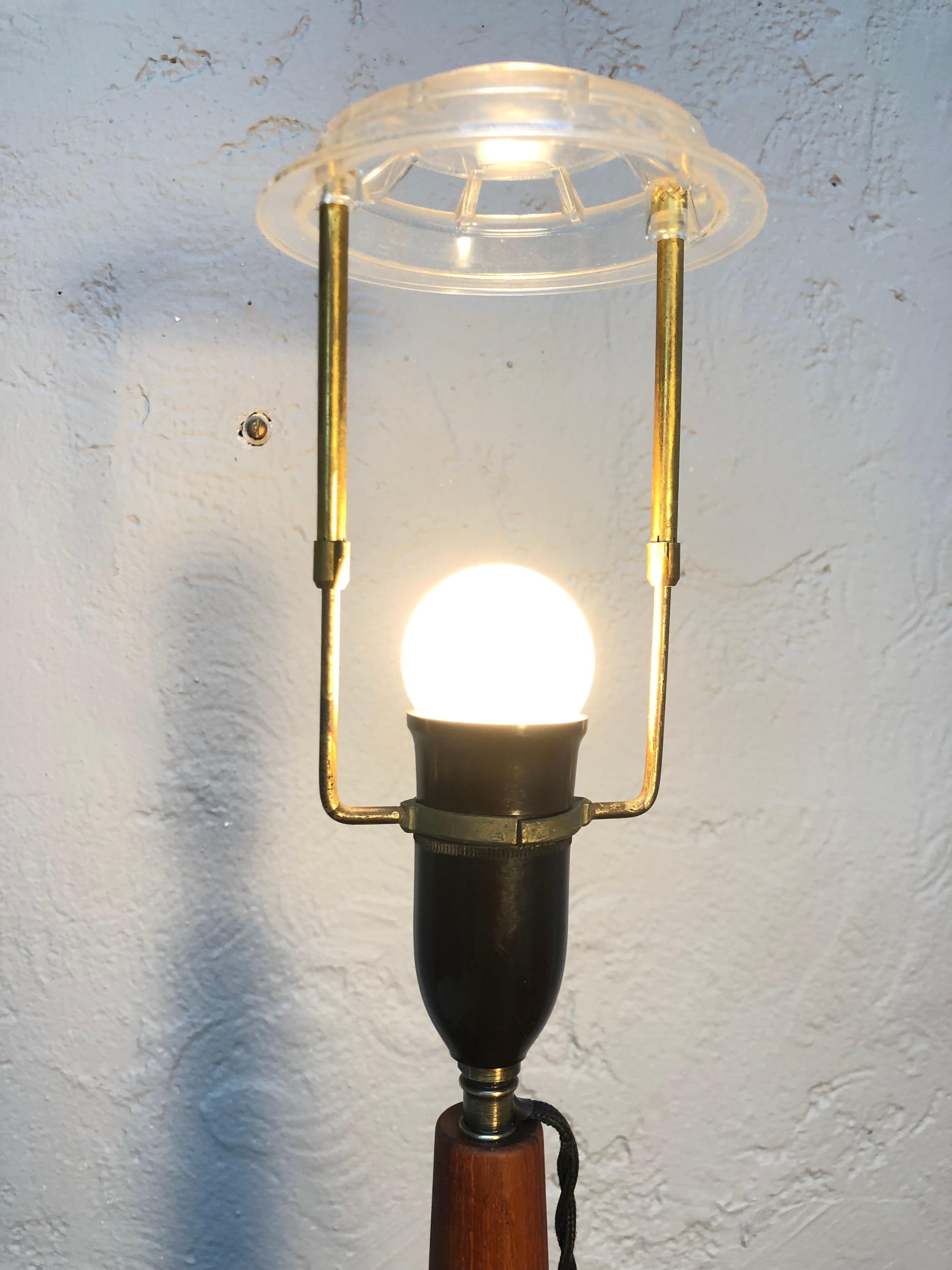 Fait main Grande lampe de table tripode du milieu du siècle en teck  en vente