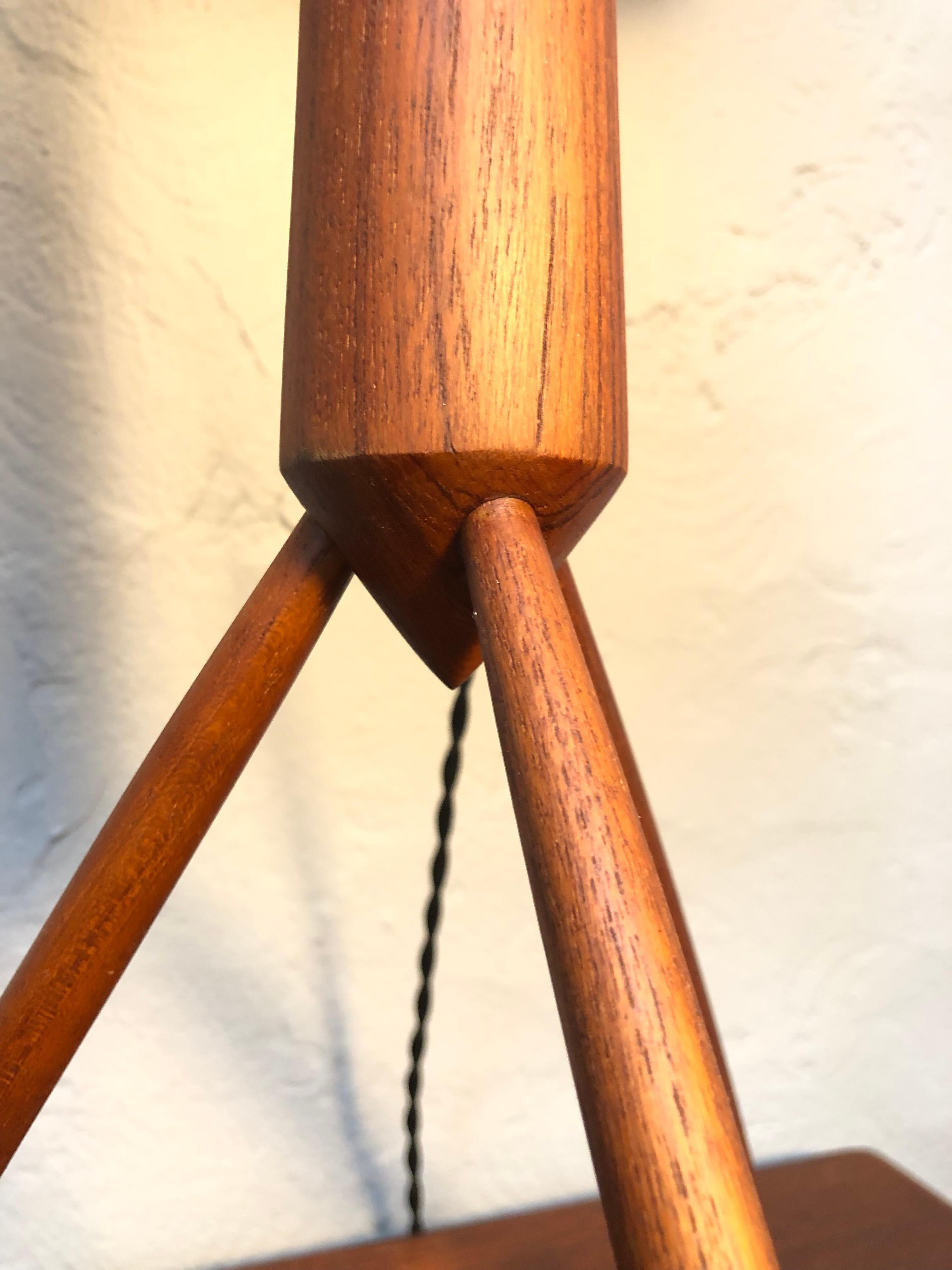 Large Mid-Century Tripod Table Lamp in Teak  In Good Condition For Sale In Søborg, DK