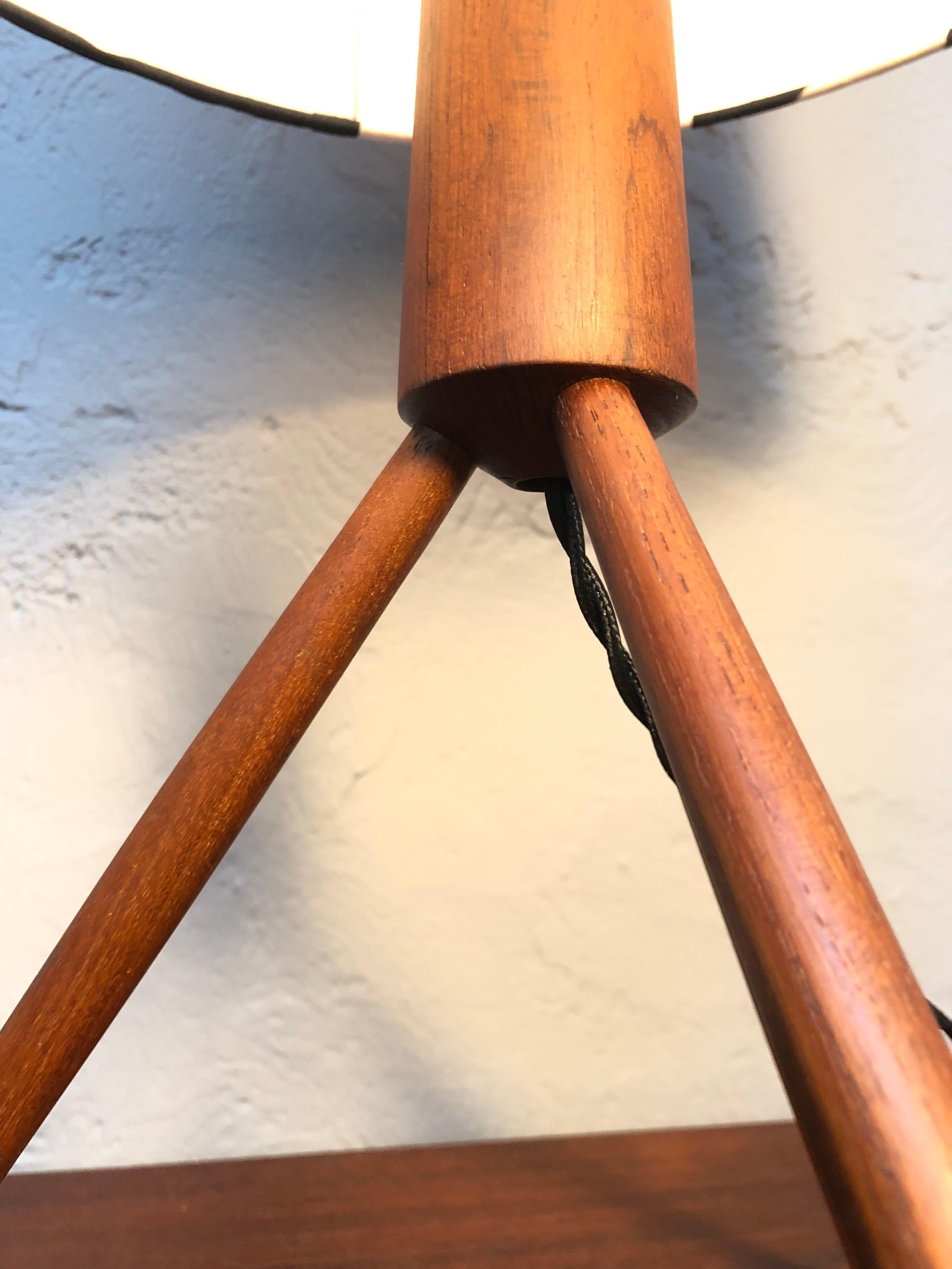 Milieu du XXe siècle Grande lampe de table tripode en teck du milieu du siècle dernier en vente