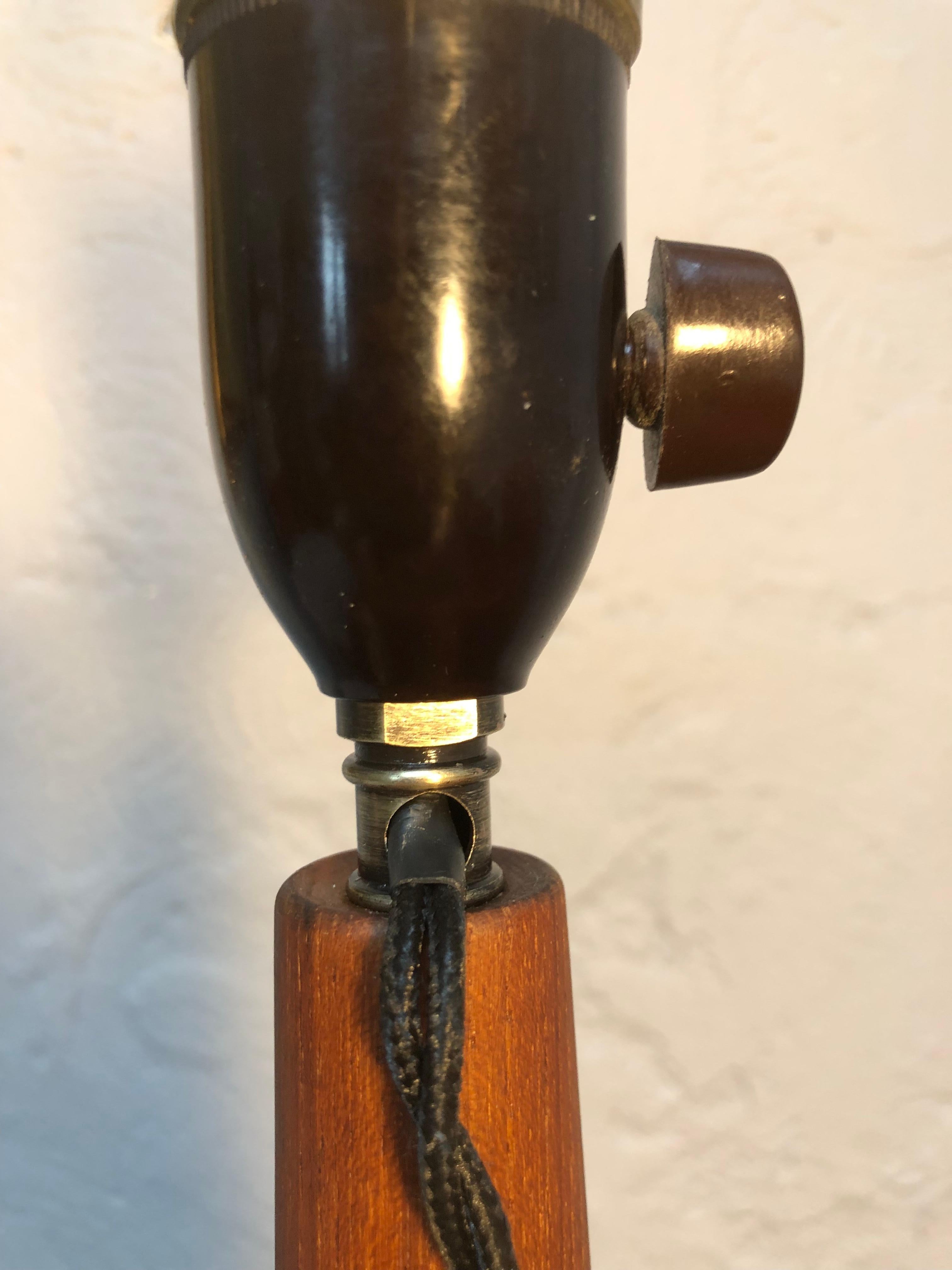 Laiton Grande lampe de table tripode du milieu du siècle en teck  en vente