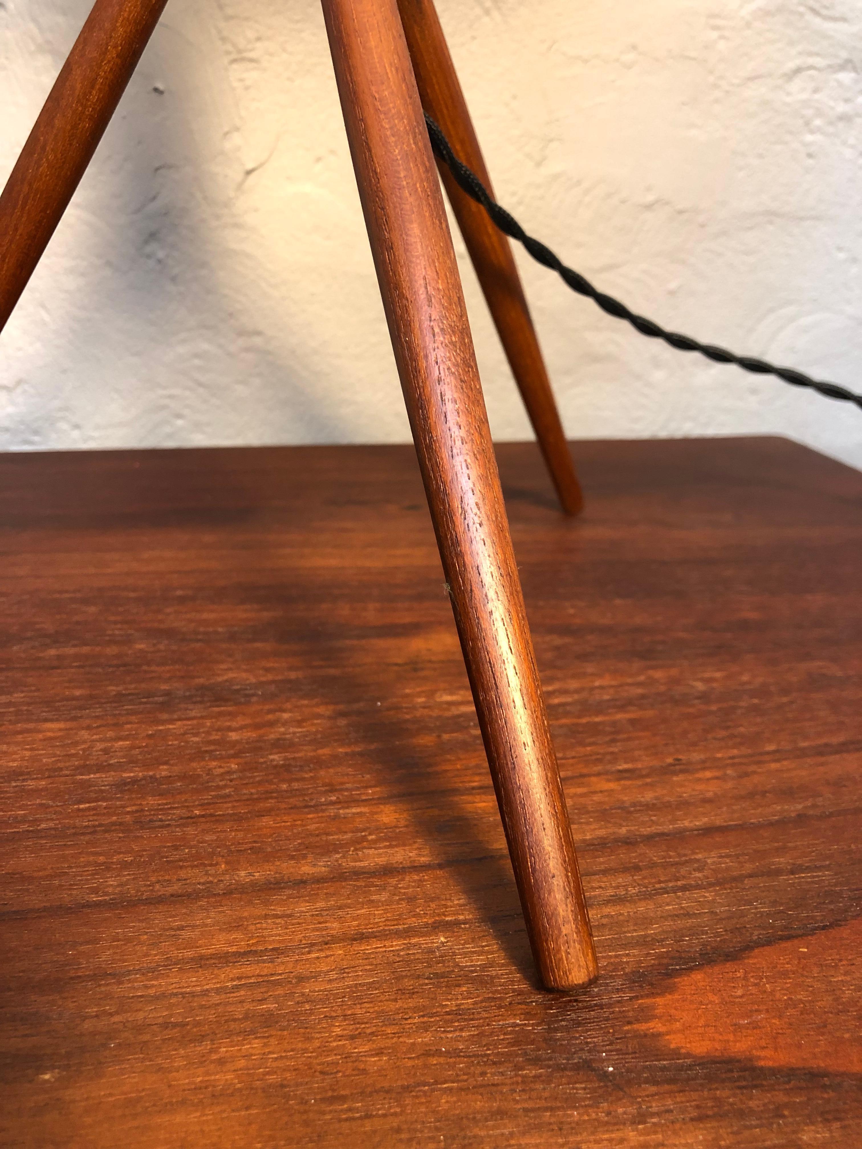 Large Mid-Century Tripod Table Lamp in Teak For Sale 1