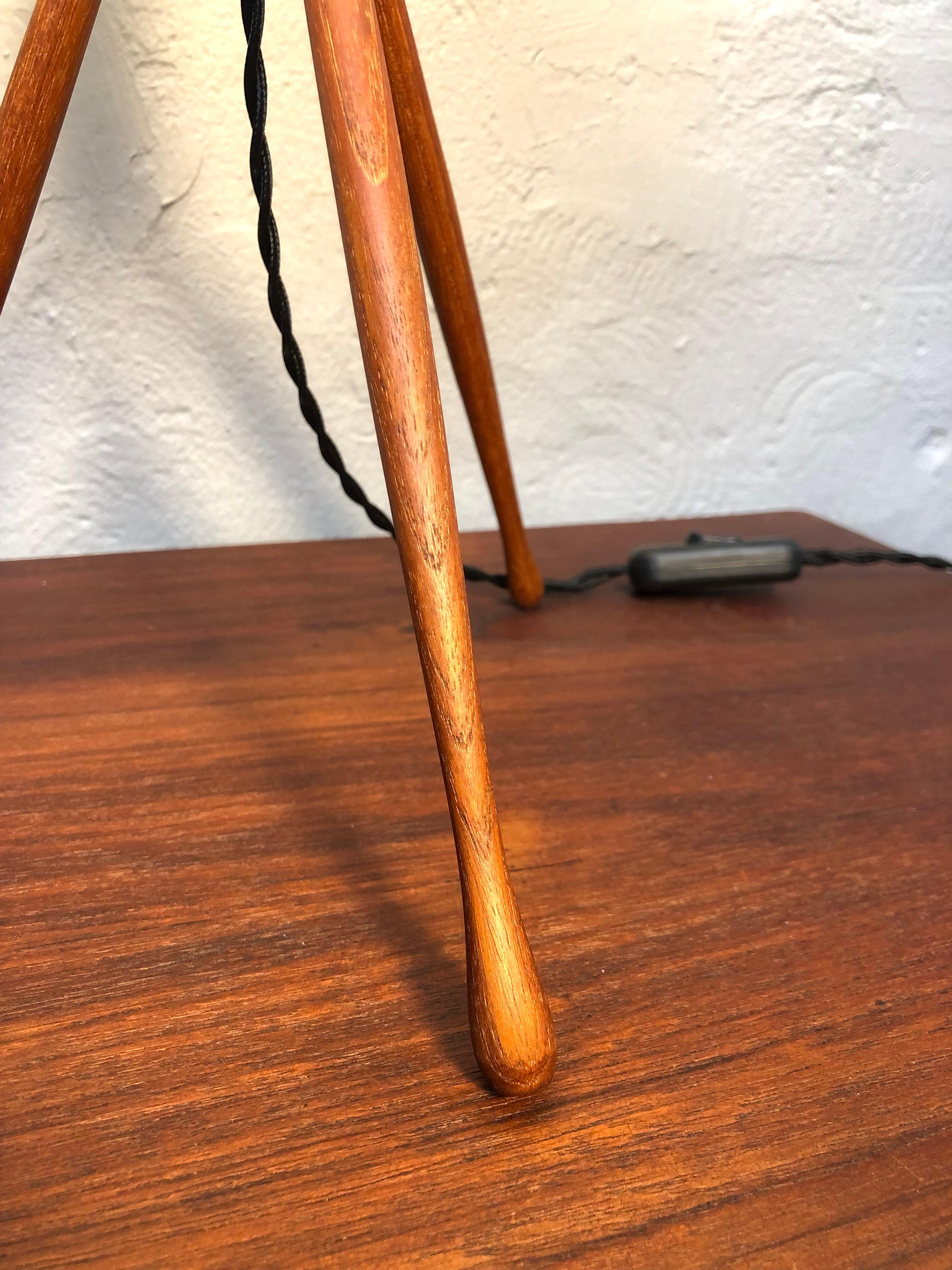 Large Mid-Century Tripod Table Lamp in Teak For Sale 1