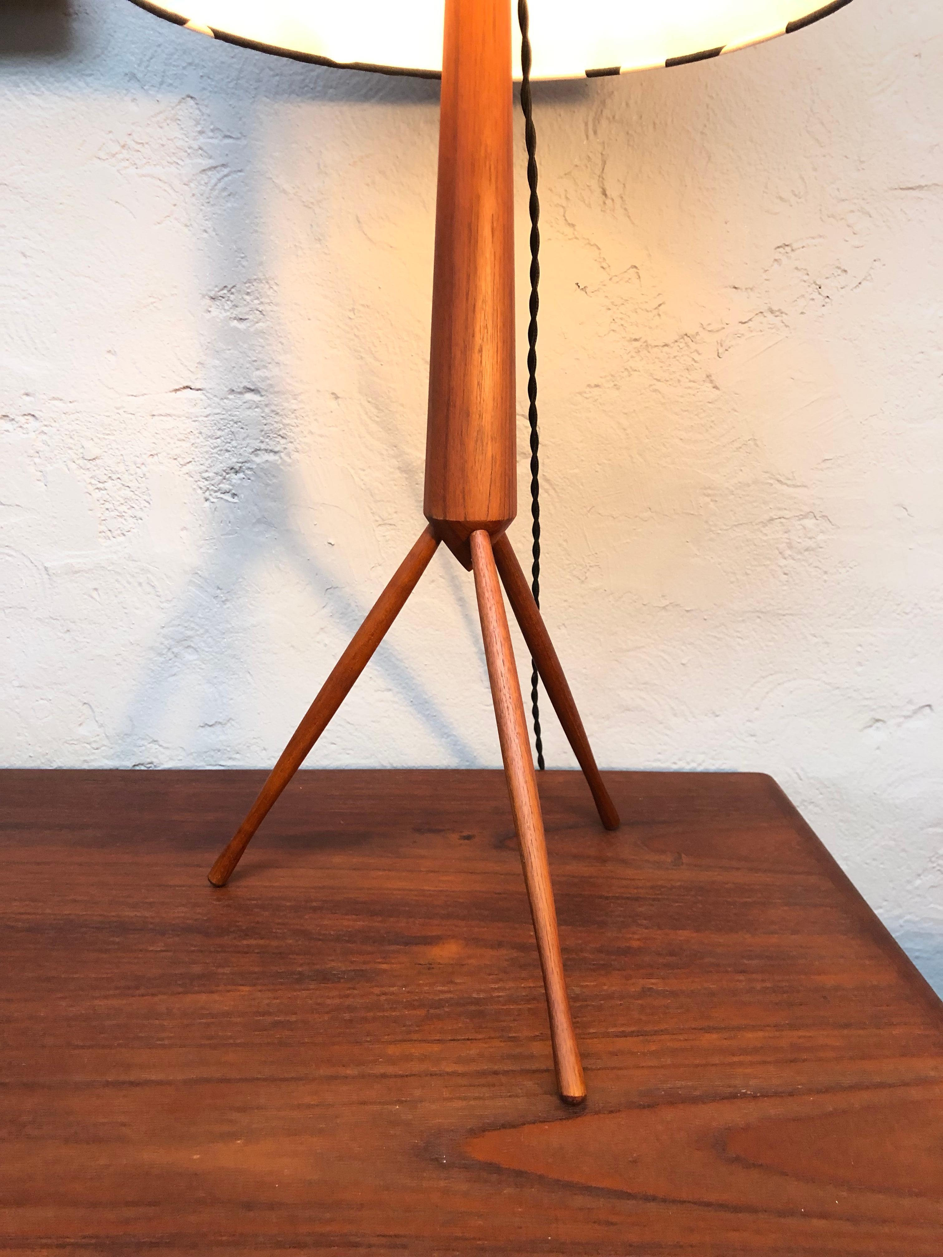 Large Mid-Century Tripod Table Lamp in Teak  For Sale 1