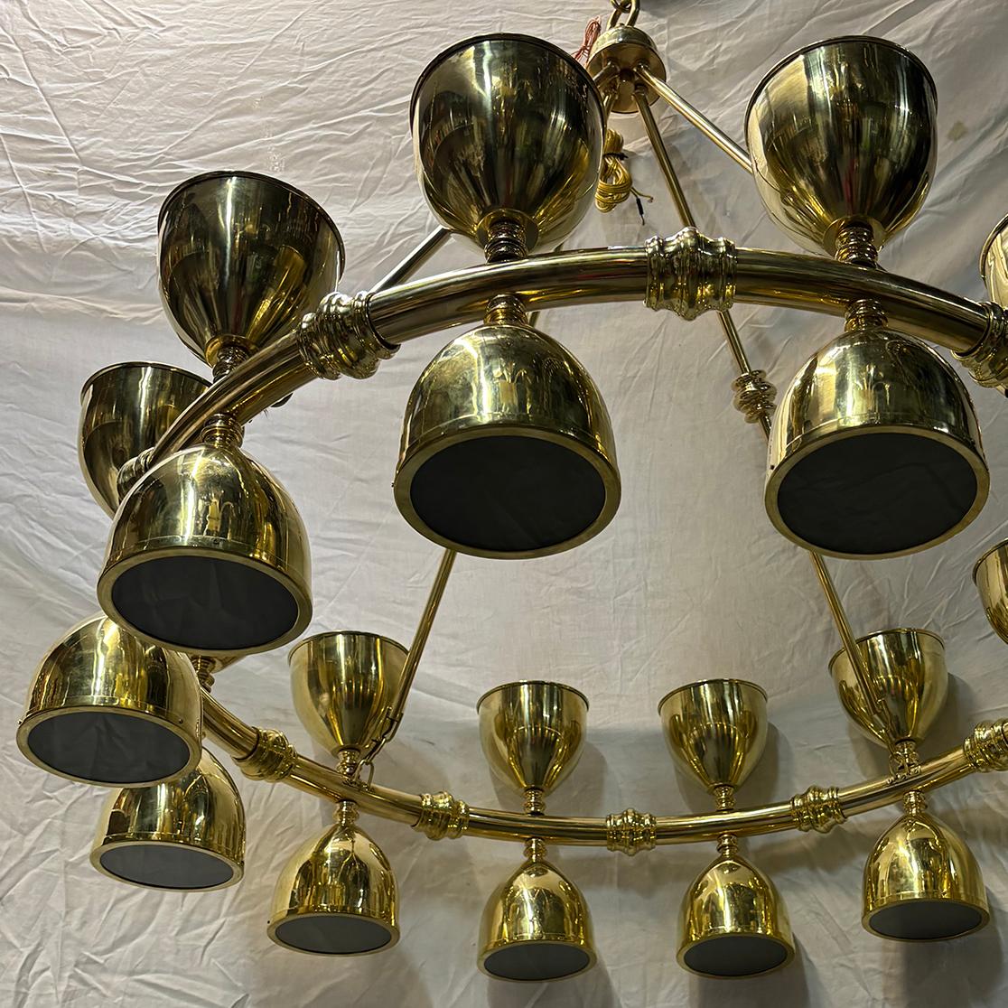 A Large Midcentury Brass Chandelier In Good Condition For Sale In New York, NY