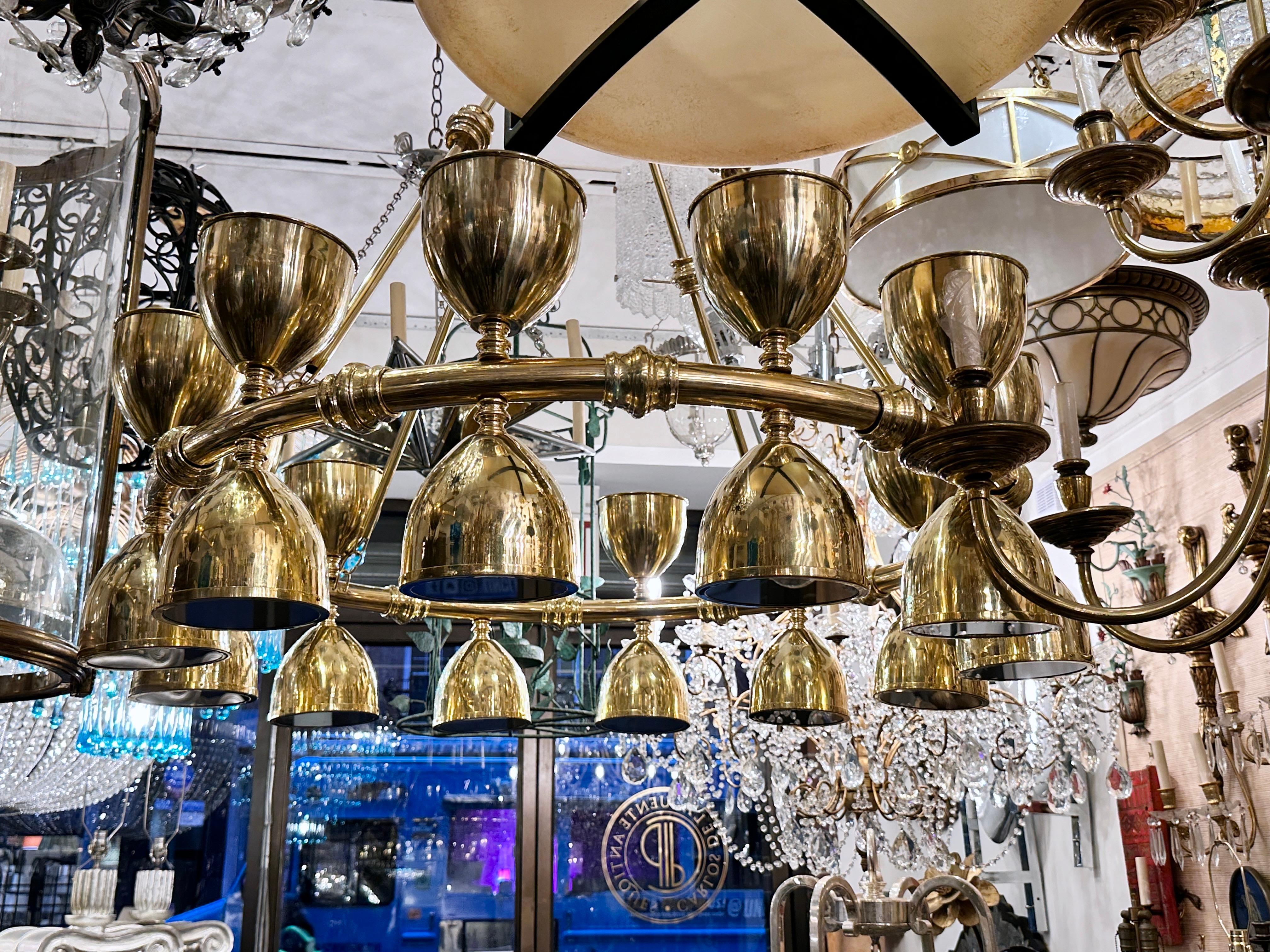 Un grande lampadario in ottone del Medioevo in vendita 3